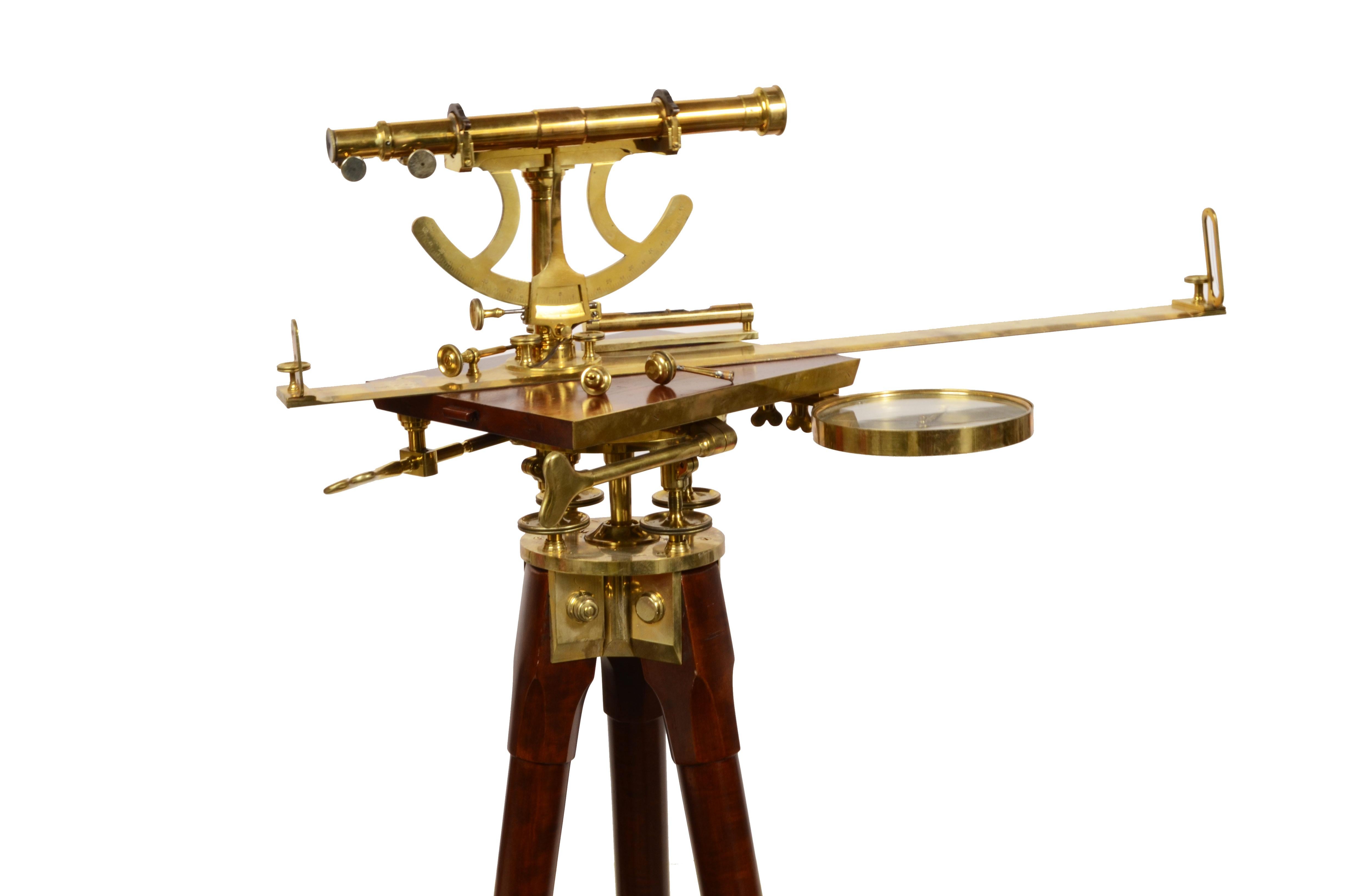 Very rare praetorian tablet in brass and wood signed Cittelli in Milan from the early 19th century. Instrument for tracing and topographical surveying, complete with tripod in walnut and removable brass, base of the tablet in walnut wood with brass