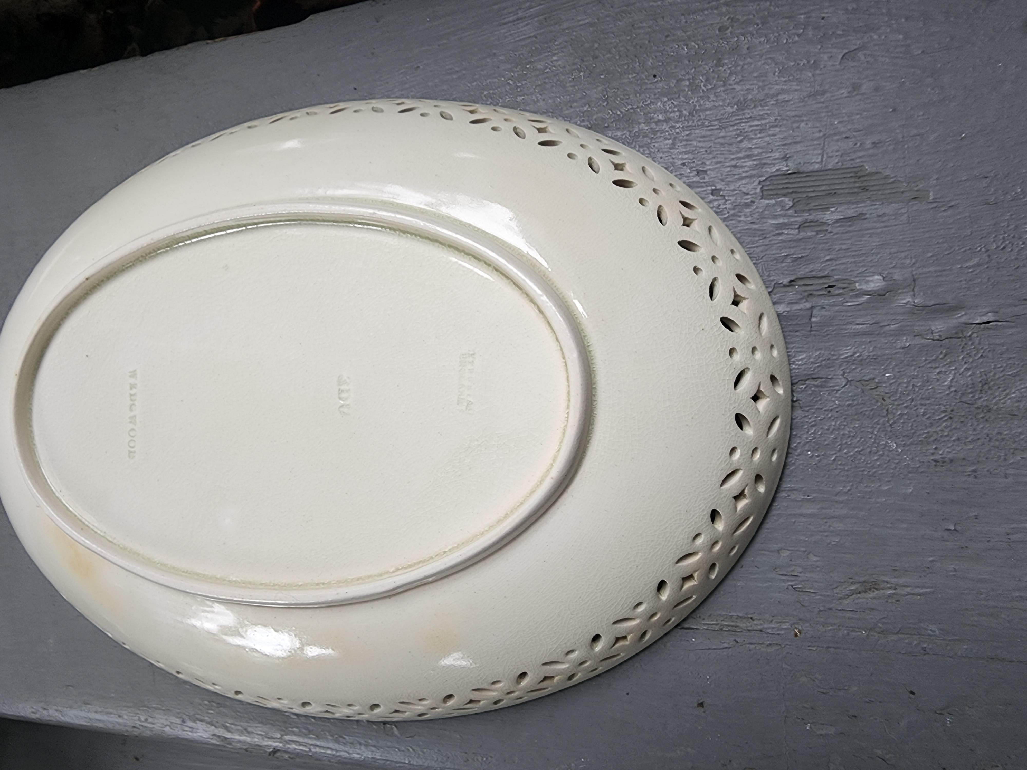 19th Century Rare Oval 1820's Wedgewood Creamwear Reticulated Dish For Sale