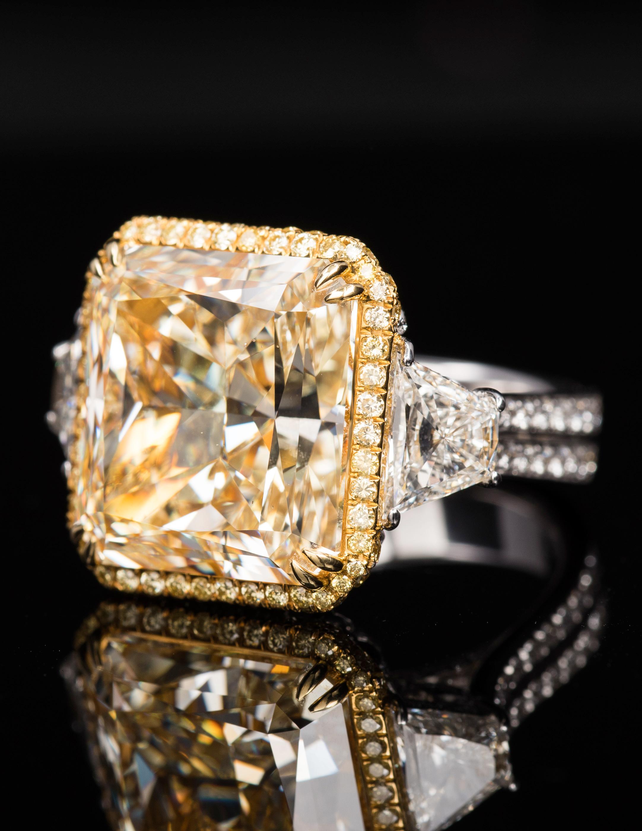 Inspirée du style Art déco classique et exécutée avec précision, cette bague vous coupera le souffle.  La bague de 20,89 TCW présente un éblouissant diamant radiant de 18,21 carats certifié par le GIA, de taille Y-Z / VS2, entouré d'un halo de 86