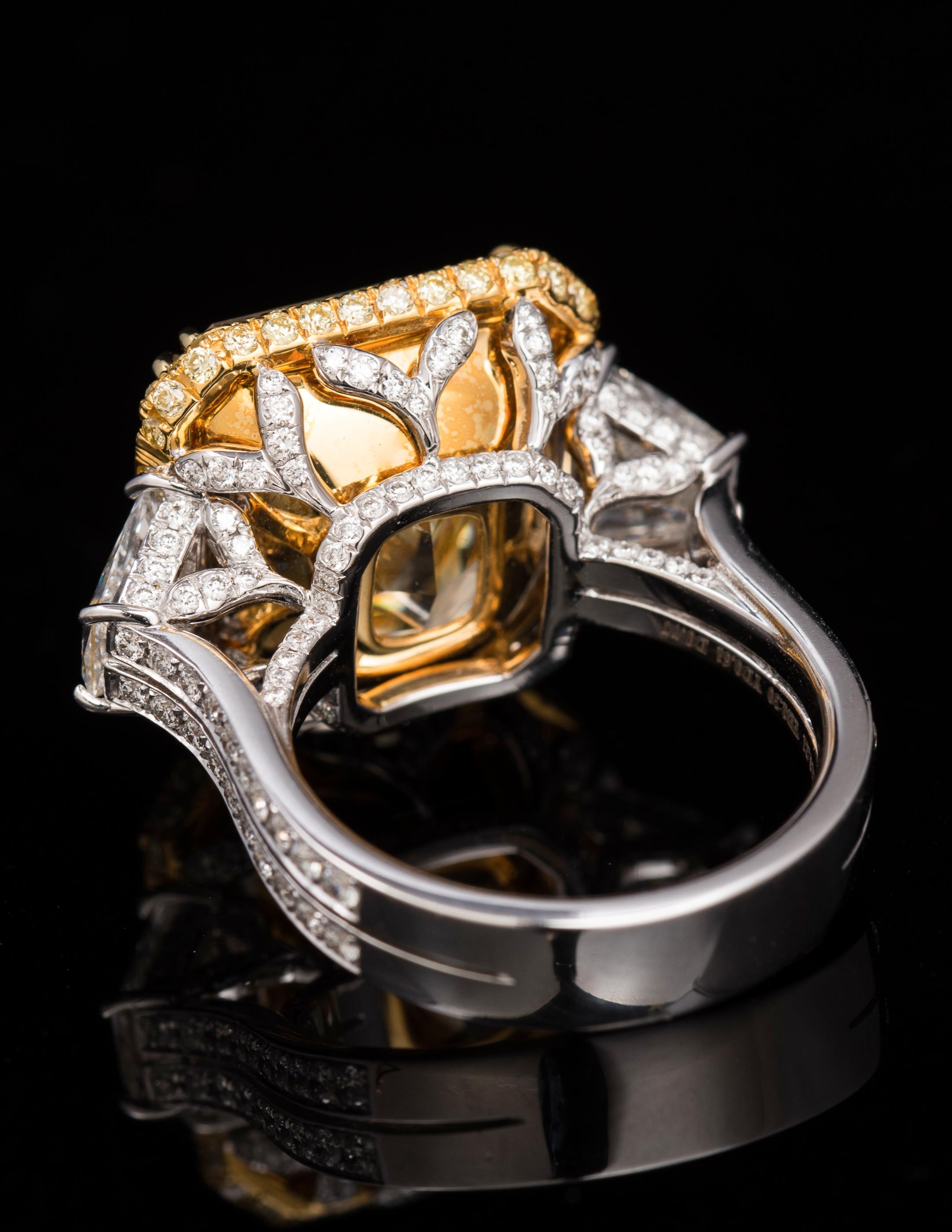 Art déco Bague de fiançailles en or 18 carats avec halo de diamants taille radiant de 18,21 carats en vente