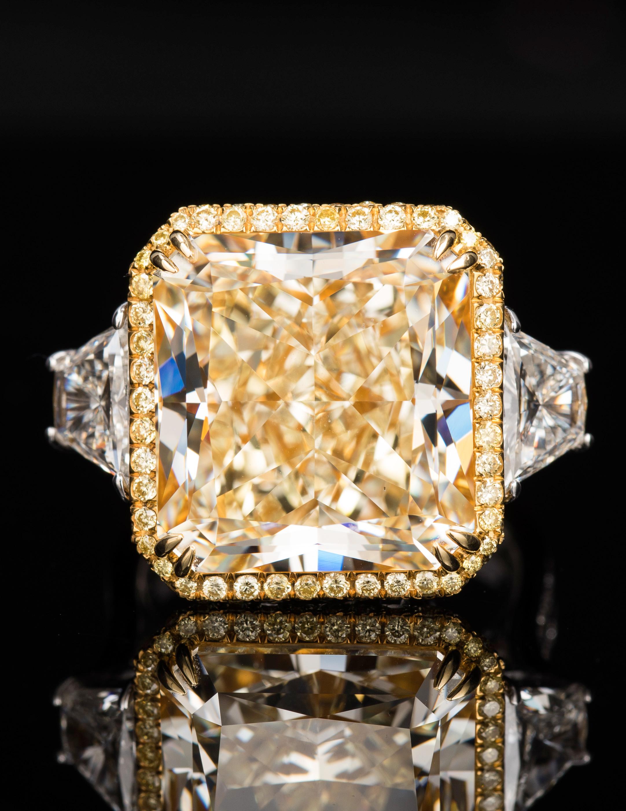 Taille radiant Bague de fiançailles en or 18 carats avec halo de diamants taille radiant de 18,21 carats en vente