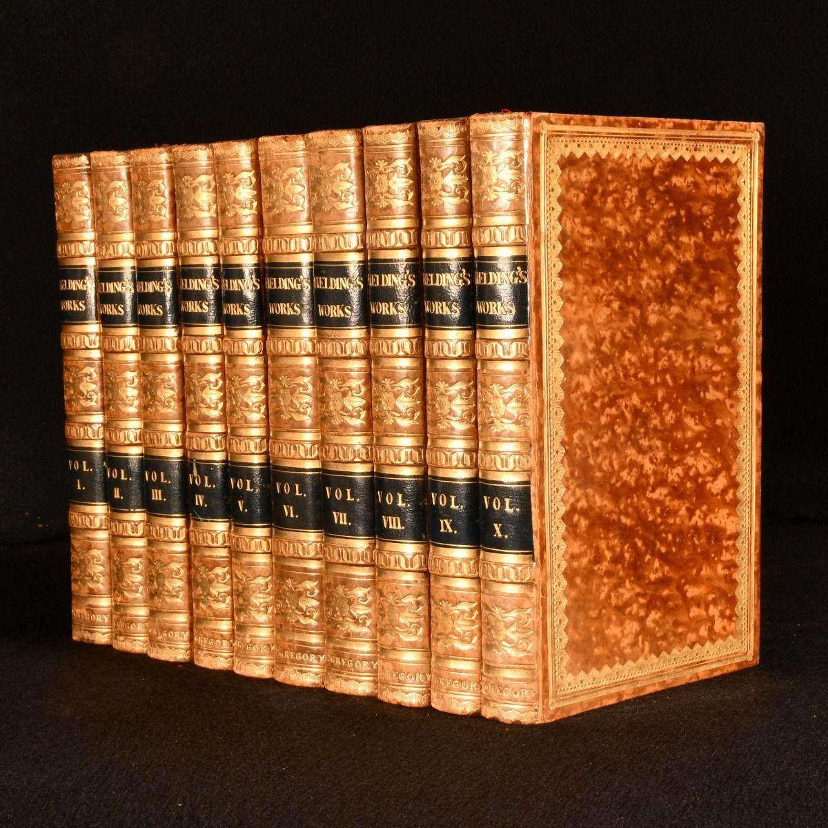 Une nouvelle édition des œuvres de Henry Fielding en dix volumes reliés en veau brillant.

Henry Fielding était un romancier anglais du XVIIIe siècle connu pour ses satires et ses romans comiques. Son œuvre la plus populaire et la plus influente est