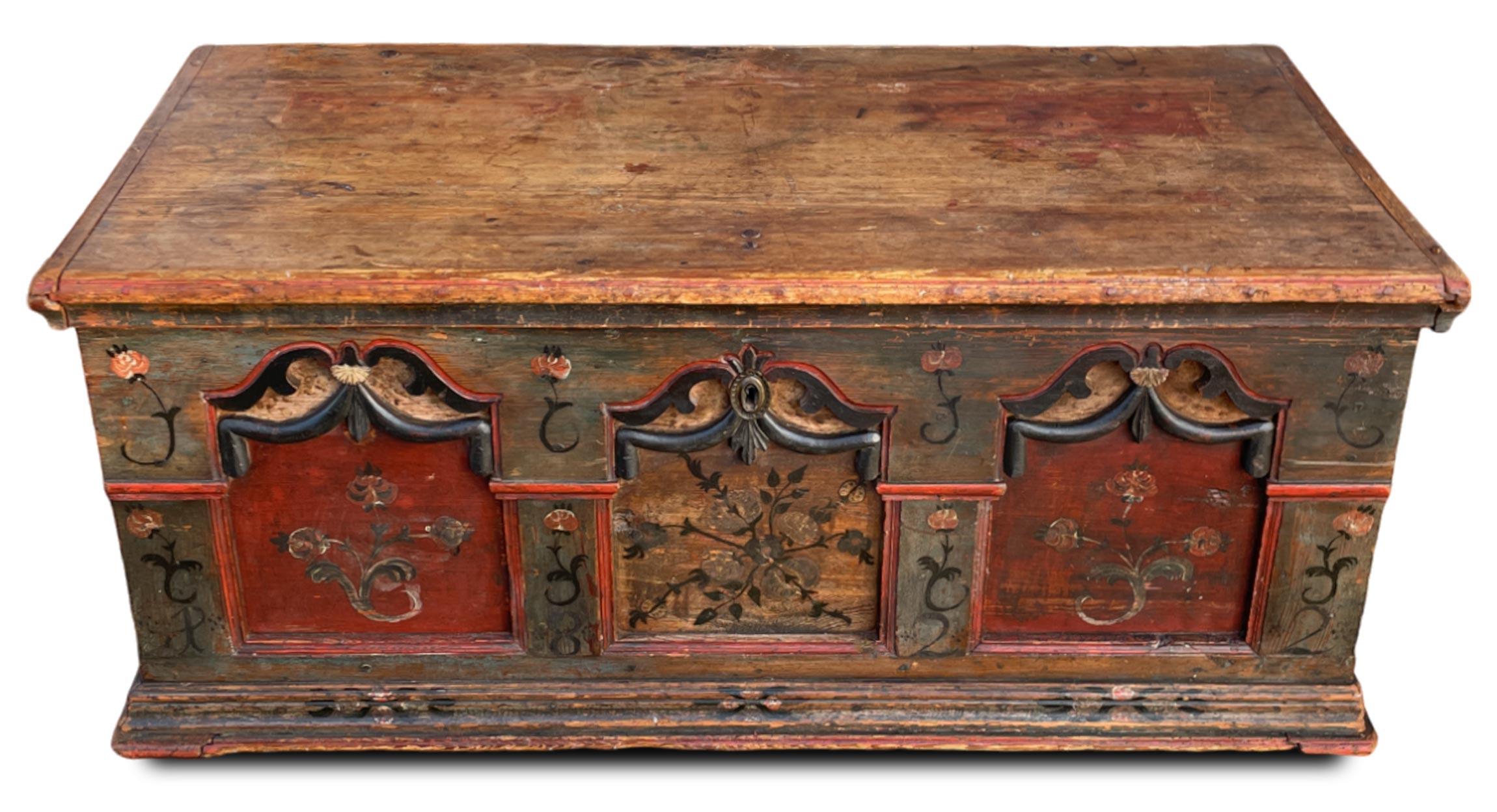 1822 Painted Tyrolean Chest 

Measurements: H. 52 cm - W. 125 cm - D. 60 cm
Period: 1822
Origin: Tyrol
Wood: Fir

Description:
Tyrolean chest, painted in teal.
On the front it has the classic division of space into three main panels, two brick red