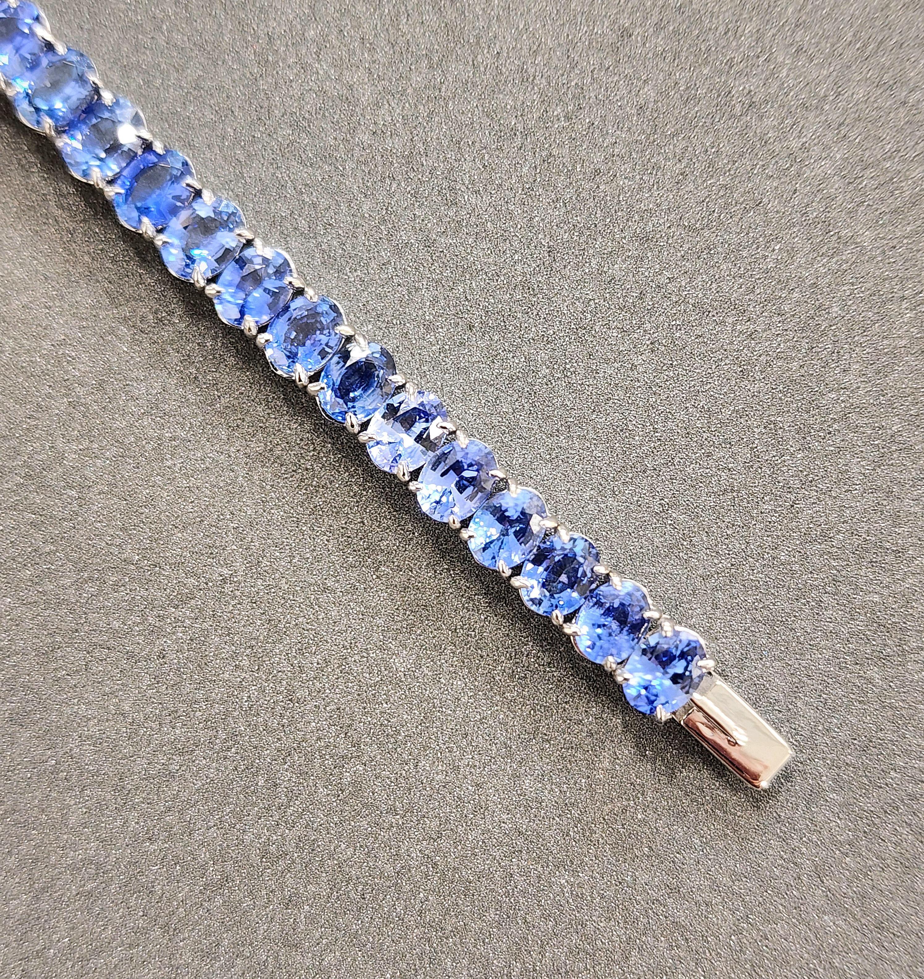 Women's or Men's 18.22 ct Natural Oval Sapphire Tennis Bracelet For Sale