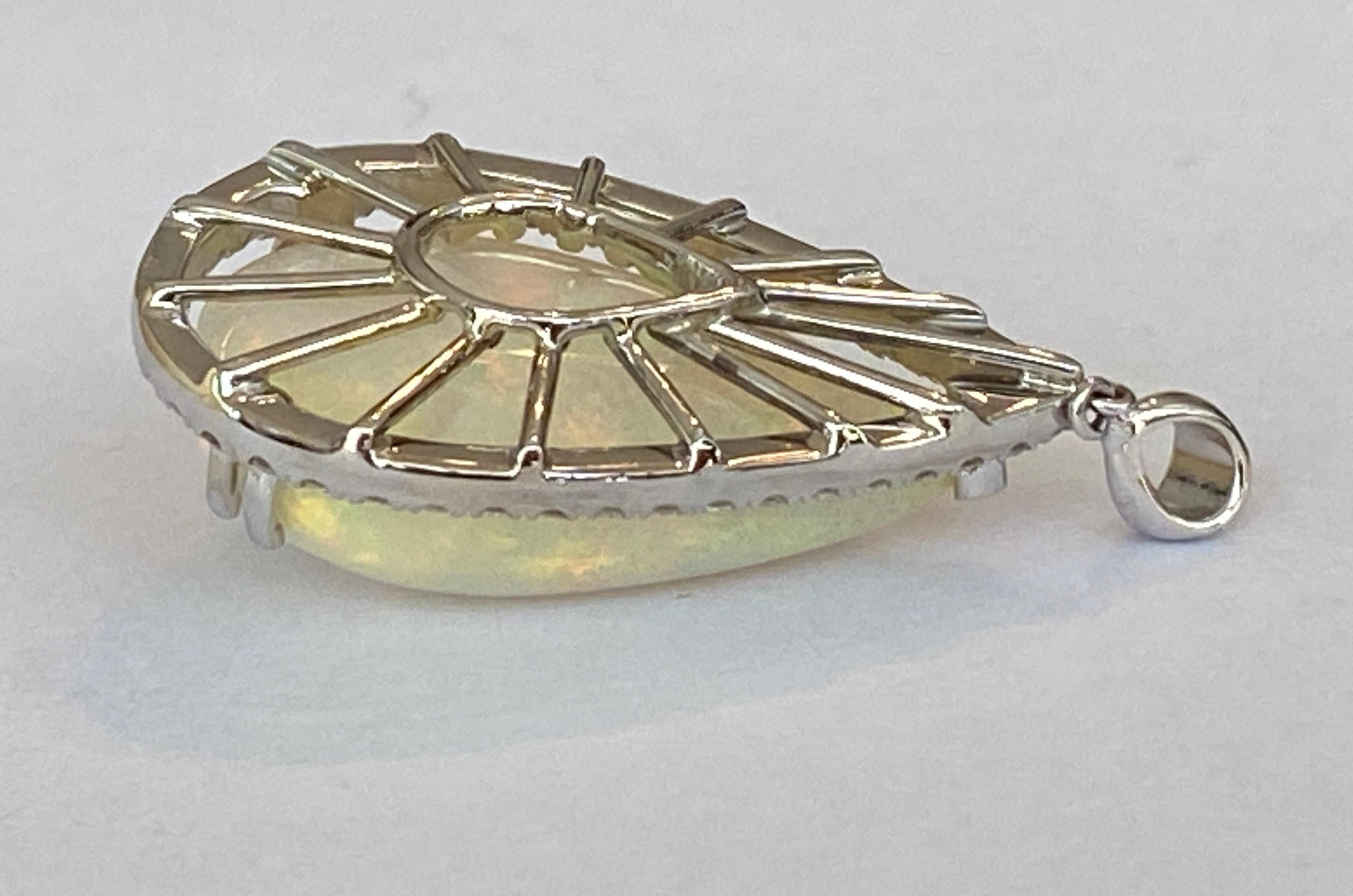 Ciondolo con opale bianca da 18,22 ct e diamanti in bianco 18 carati  Oro in vendita 4