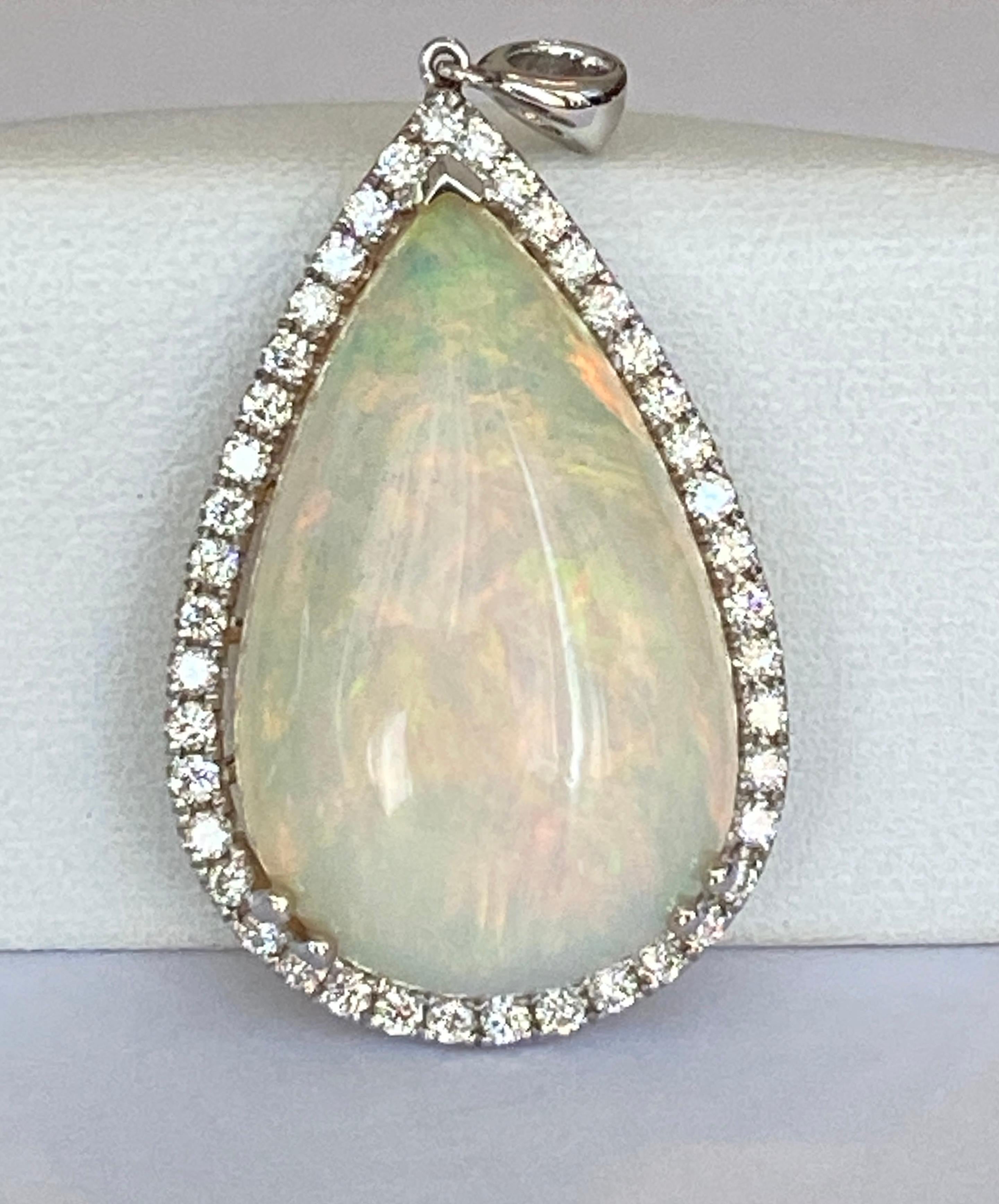 Presentare un  bellissimo gioco di colori dell'opale bianco 18,22ct   ciondolo realizzato a mano in bianco 18 carati  L'oro è un gioiello lussuoso ed elegante.
L'opale, con la sua tonalità bianca lattiginosa, mette in evidenza un gioco di colori