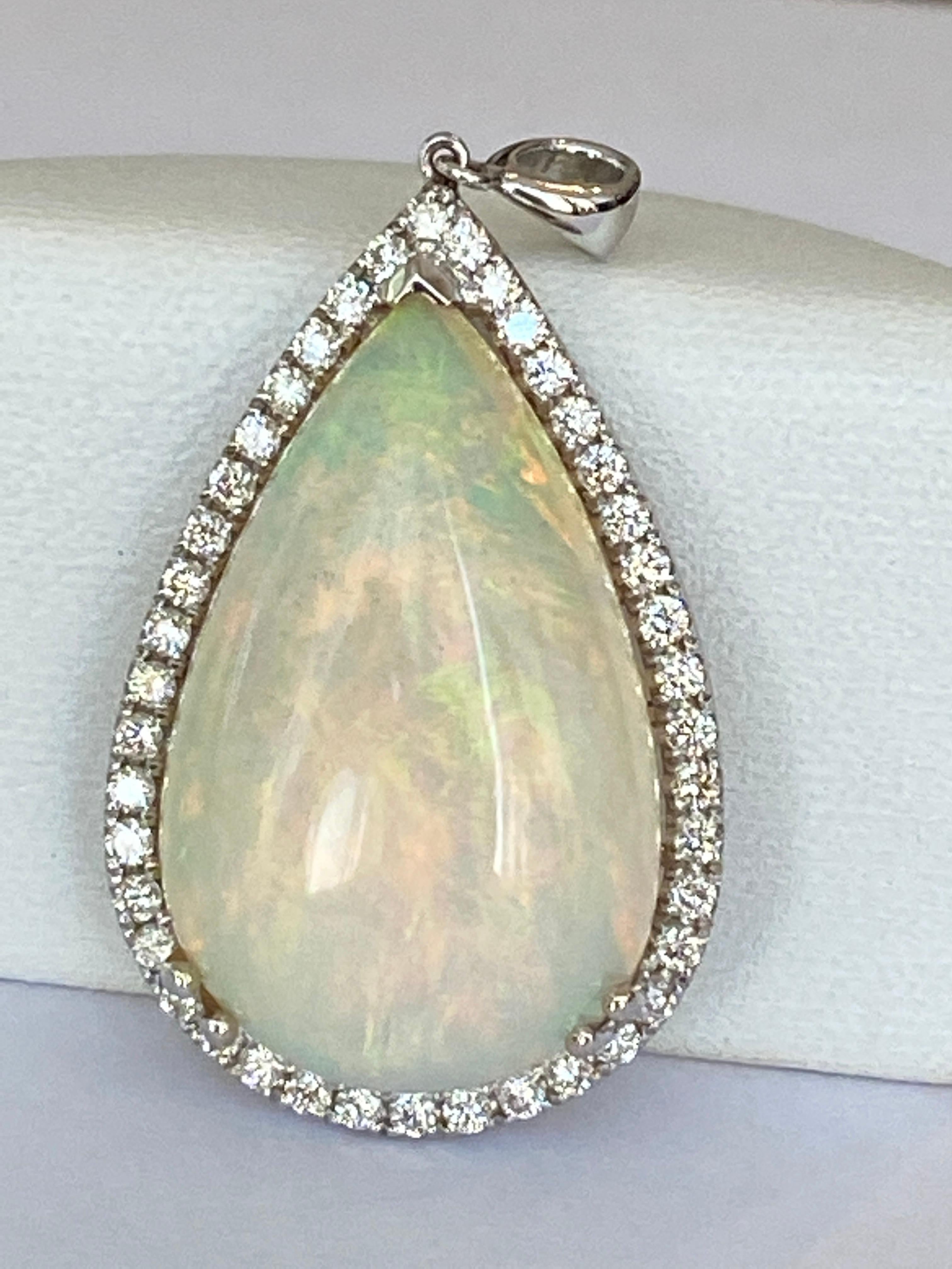 Contemporaneo Ciondolo con opale bianca da 18,22 ct e diamanti in bianco 18 carati  Oro in vendita