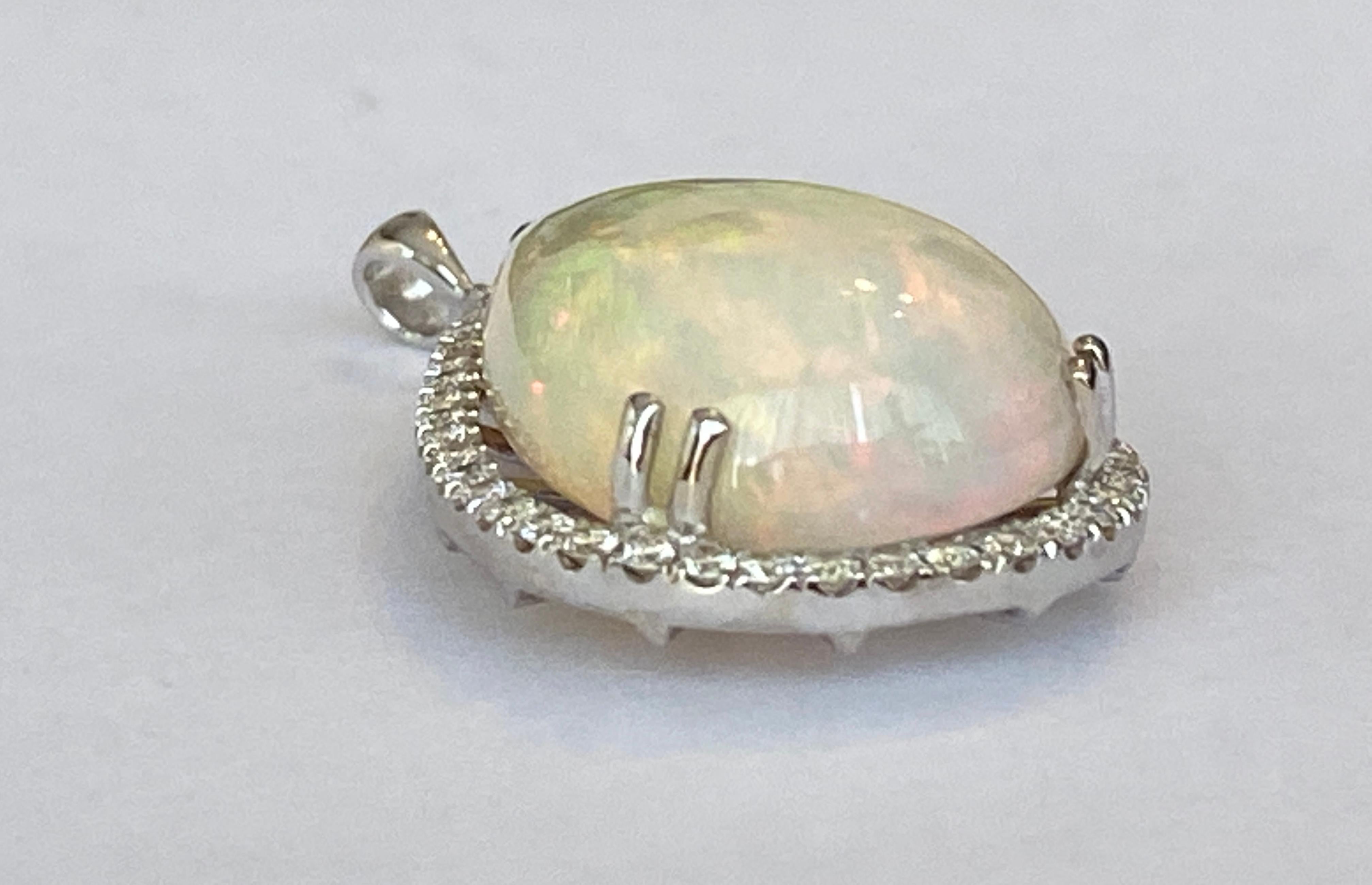 Donna Ciondolo con opale bianca da 18,22 ct e diamanti in bianco 18 carati  Oro in vendita