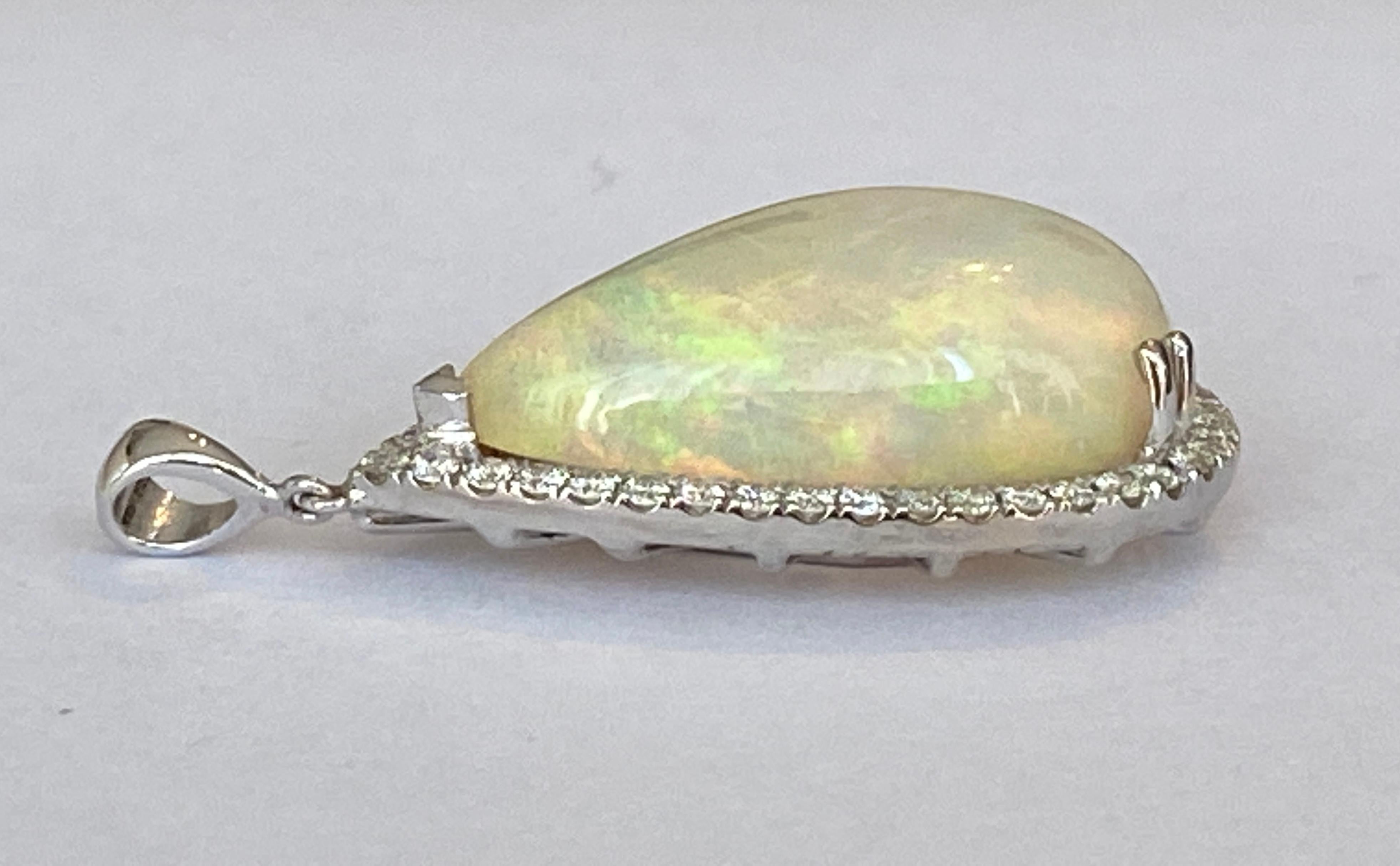 Ciondolo con opale bianca da 18,22 ct e diamanti in bianco 18 carati  Oro in vendita 2