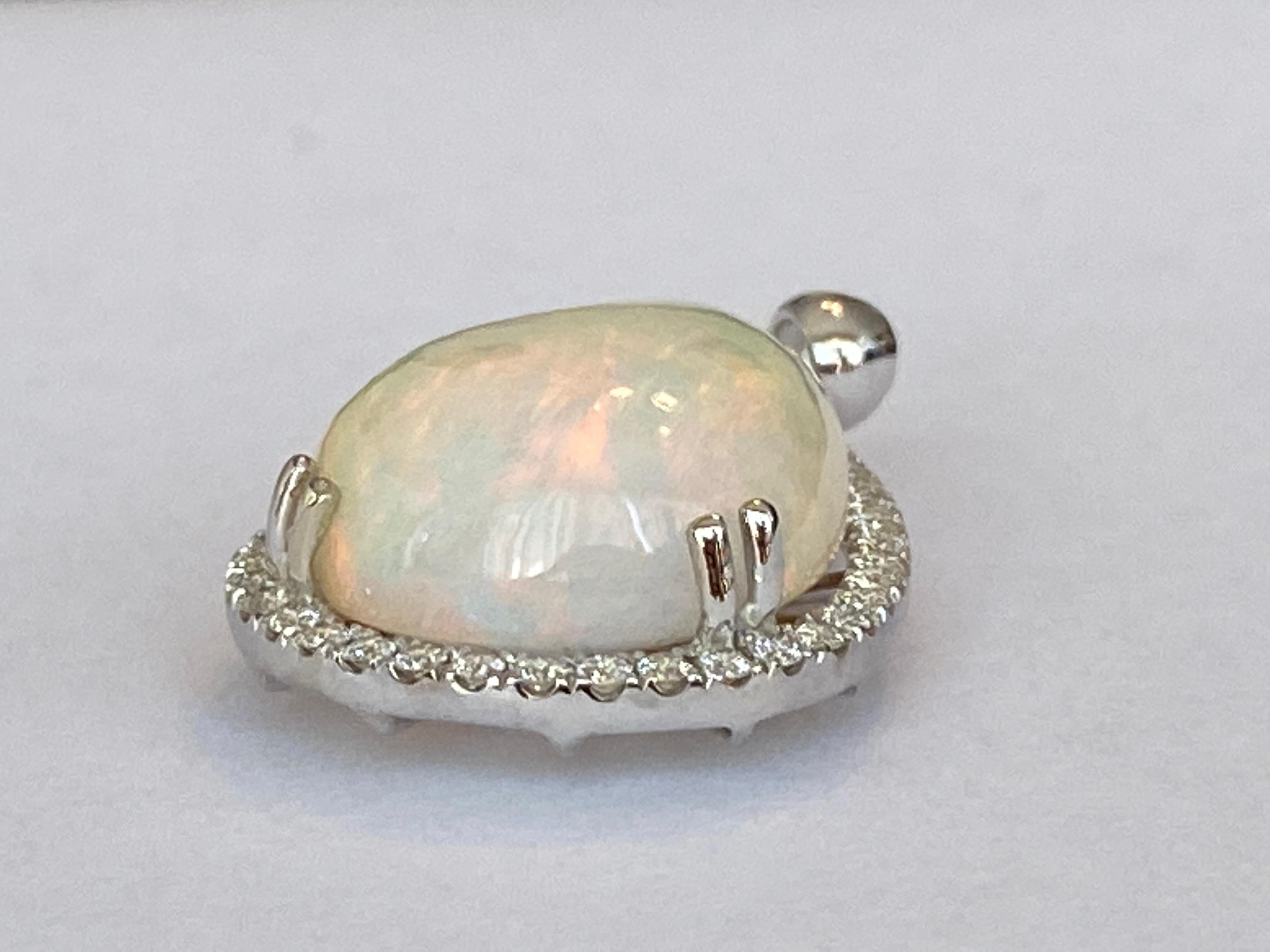 Ciondolo con opale bianca da 18,22 ct e diamanti in bianco 18 carati  Oro in vendita 3