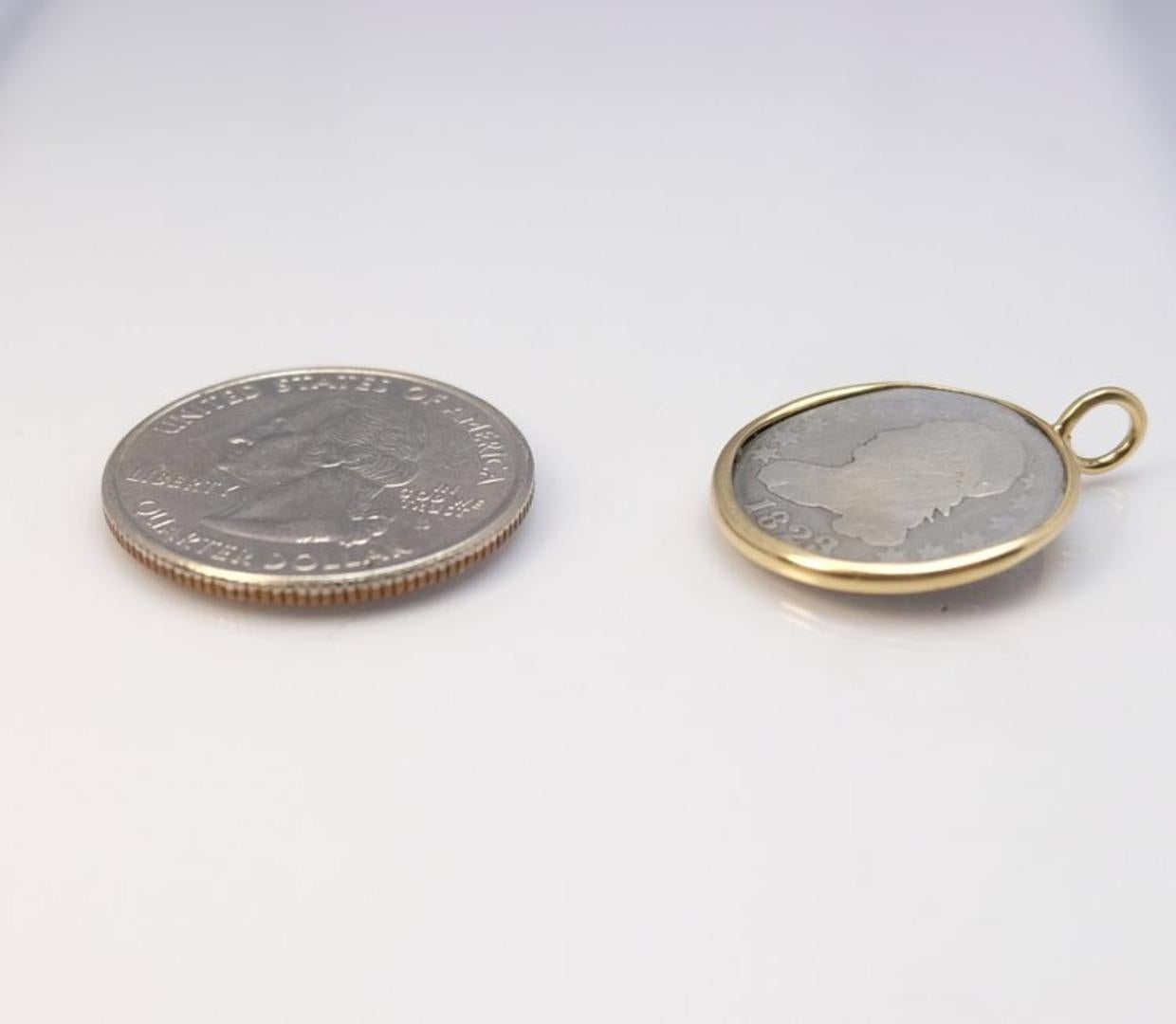 Pour apprécier sa taille, le relief de la pièce et la forme de l'écrin, voir la photo montrant la pièce à côté d'une pièce de 25 cents américains (à venir). La pièce a d'abord été enchâssée dans une lunette en or, qui a ensuite été martelée sur les