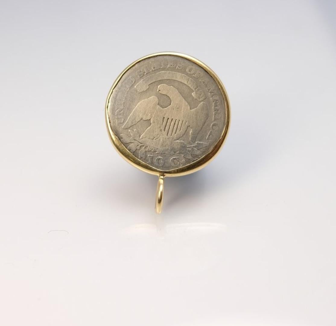 Plat à Buste Capped 1823 serti à la main dans une monture en or 18 carats Neuf - En vente à Chicago, IL