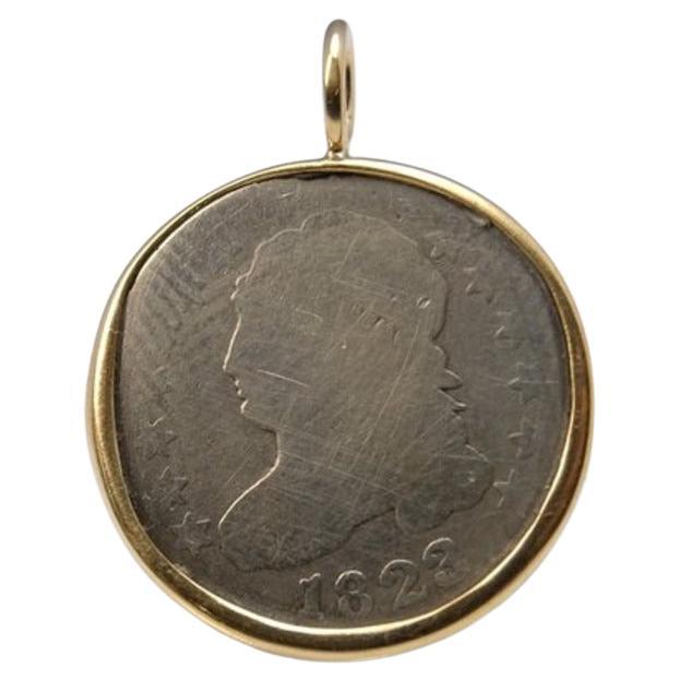 Plat à Buste Capped 1823 serti à la main dans une monture en or 18 carats en vente
