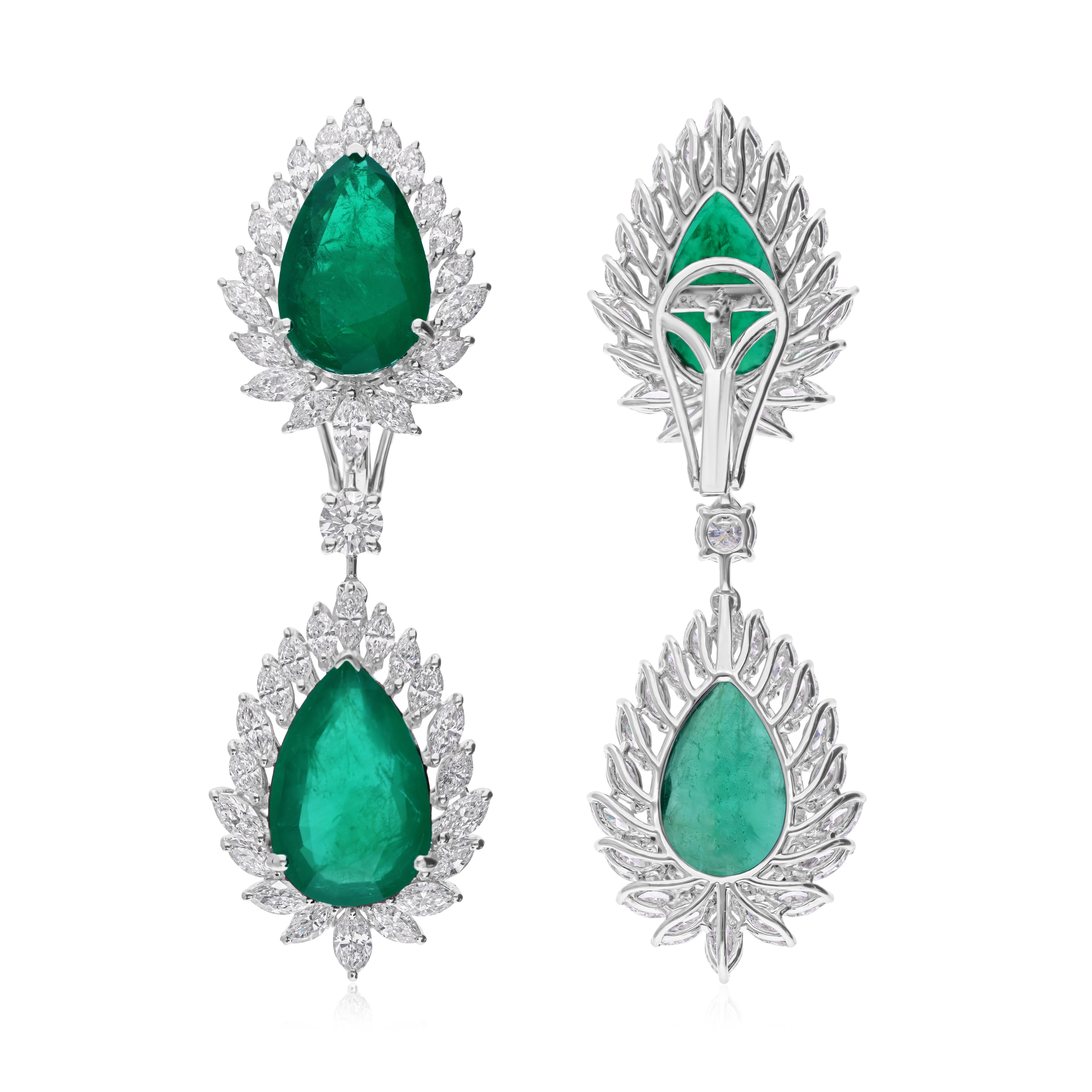 Fusi in oro a 18 carati, questi squisiti orecchini sono impreziositi da uno smeraldo dello Zambia da 18,23 carati e da 5,04 carati di diamanti scintillanti.

Segui la vetrina di Spectrum Jewels per vedere le ultime collezioni e i pezzi esclusivi.