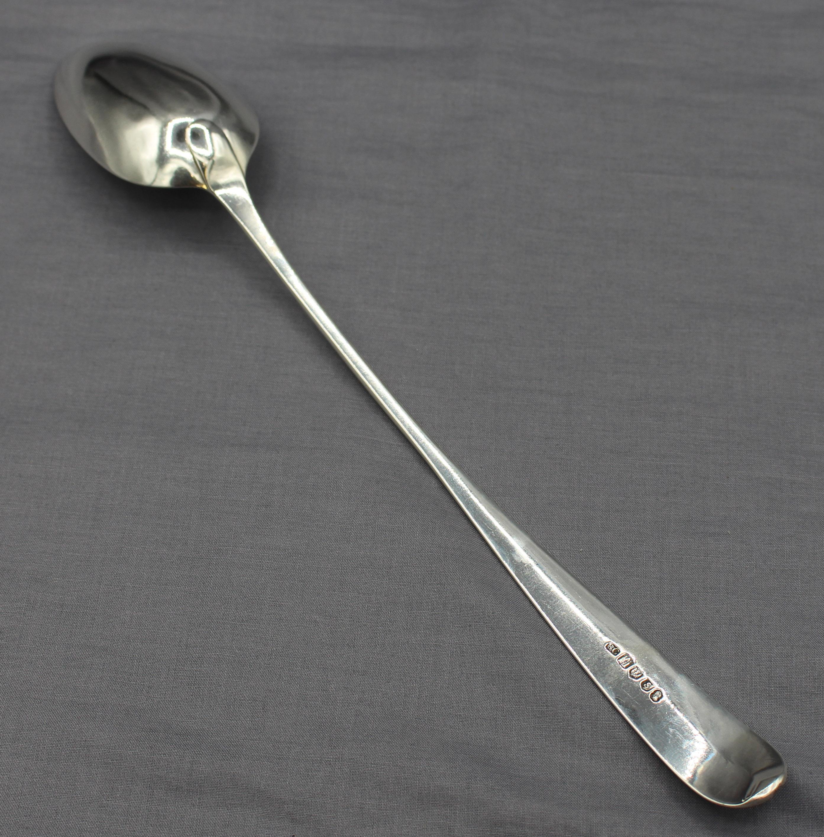 1824 Schottischer Füll- oder Soßenlöffel aus Sterlingsilber. Zeitalter Georgs IV. von R. Green oder R. Grierson, Edinburgh. Winzige Fehlstelle am oberen Rand. 3,45 Feinunze.
12,75