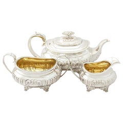 Service à thé trois pièces en argent sterling ancien de style Régence de 1825