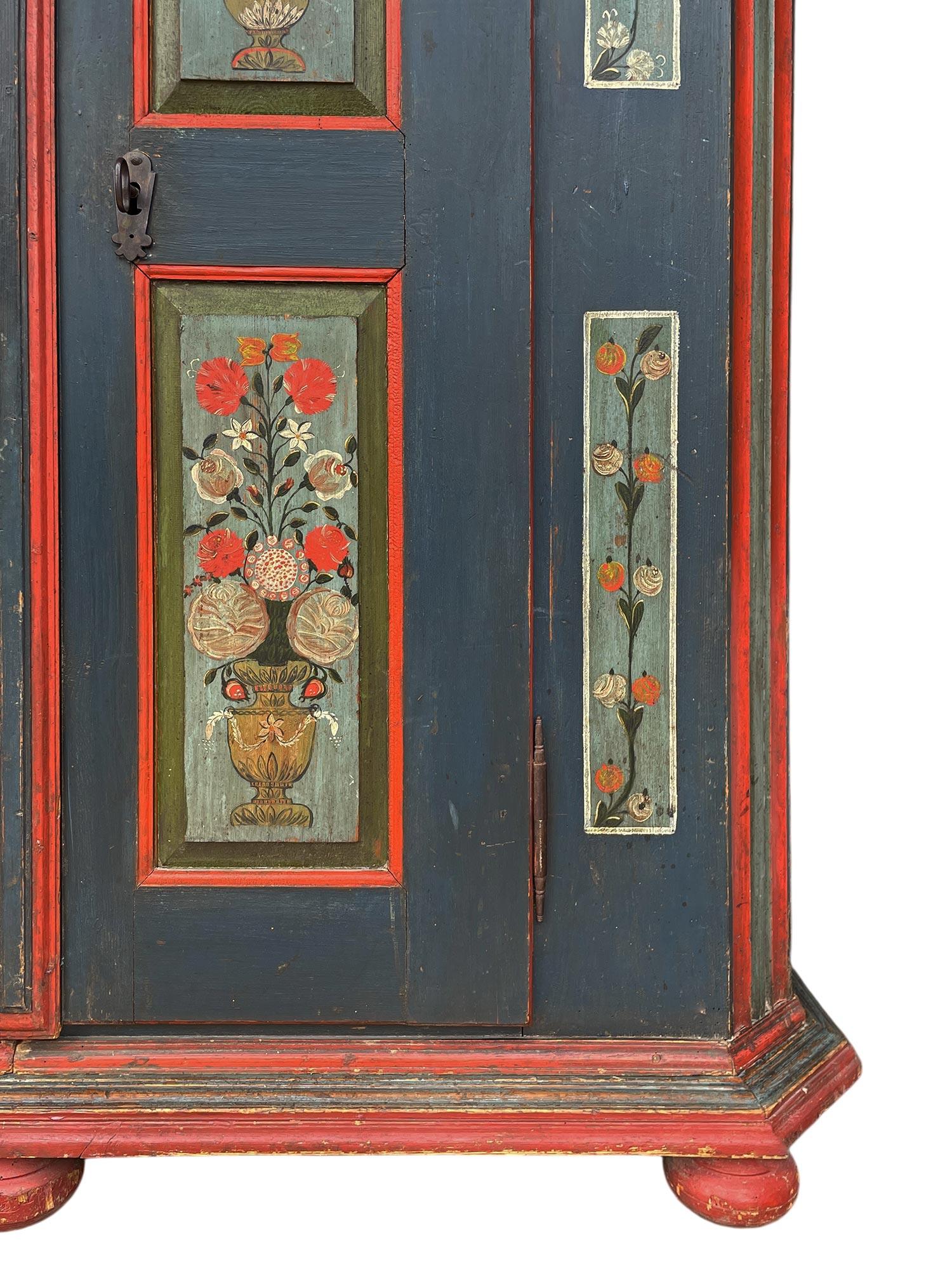 1825 Blue Floral Painted Cabinet - European Alps in vendita 5