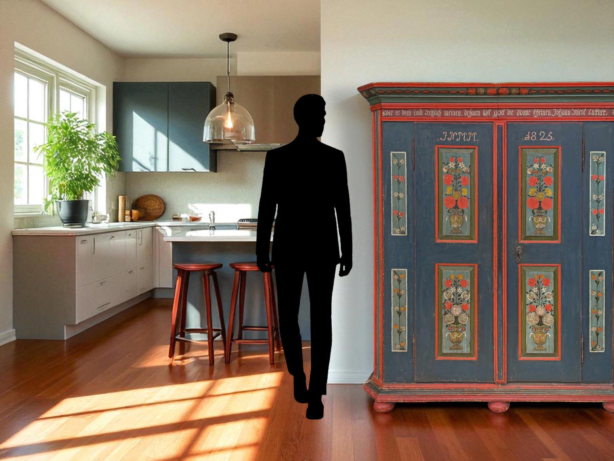 1825 Blue Floral Painted Cabinet - European Alps in vendita 11