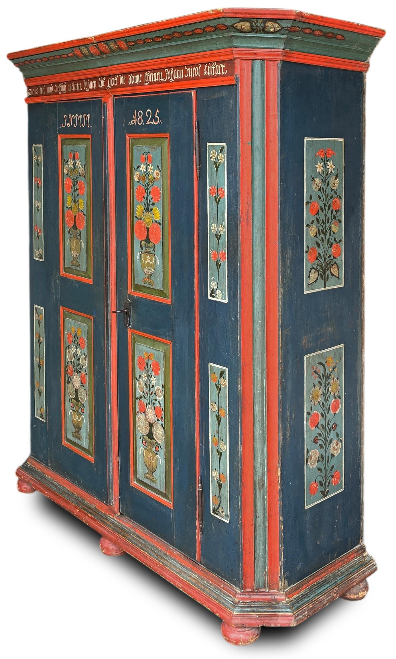 Dipinto 1825 Blue Floral Painted Cabinet - European Alps in vendita