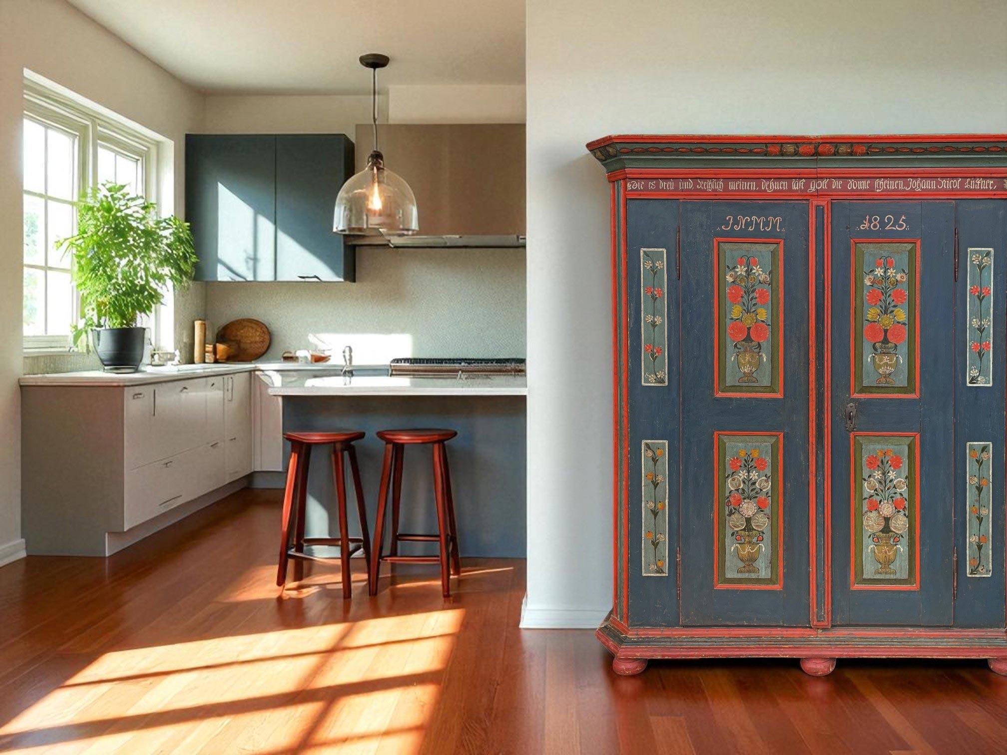 1825 Blue Floral Painted Cabinet - European Alps In condizioni buone in vendita a Vo', Veneto