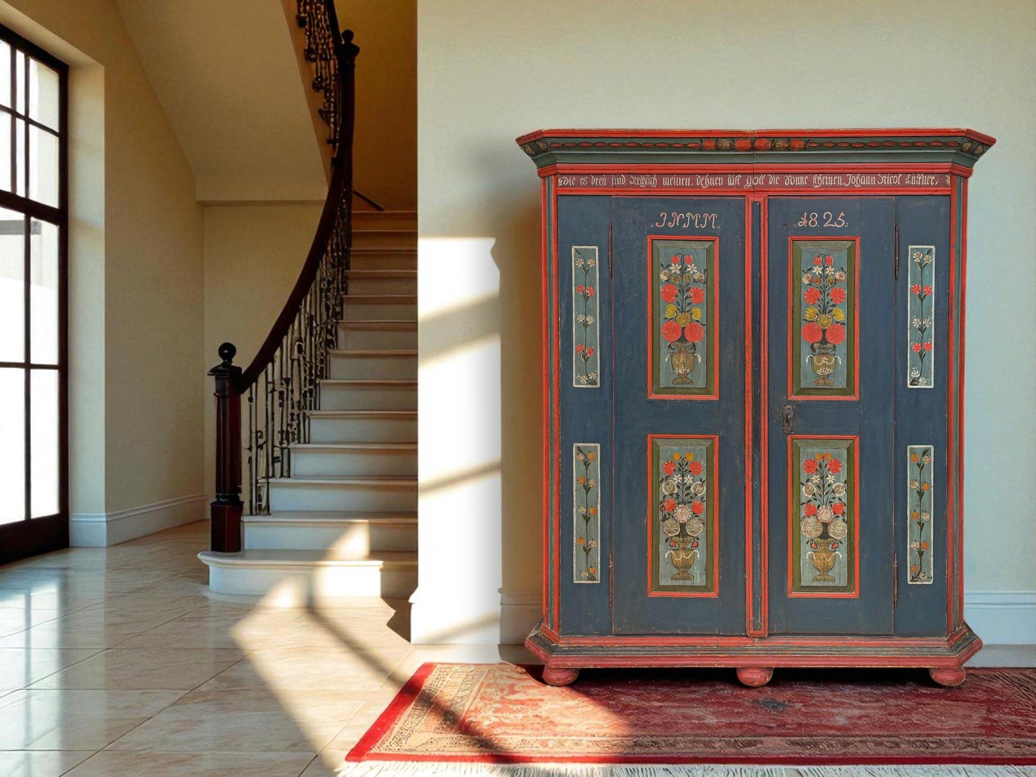 Early 19th Century 1825 Blue Floral Painted Cabinet - European Alps in vendita