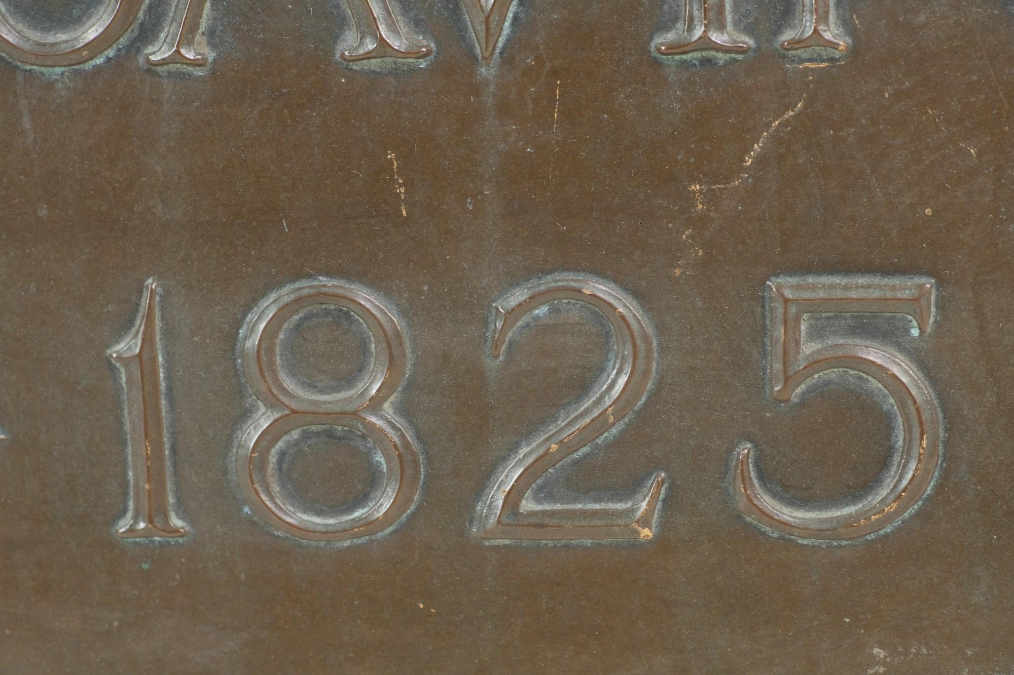 plaque de banque en bronze de 1825 avec lettres en relief et patine foncée d'origine. Cet article peut être vu dans notre établissement du 400 Gilligan St à Scranton, PA.