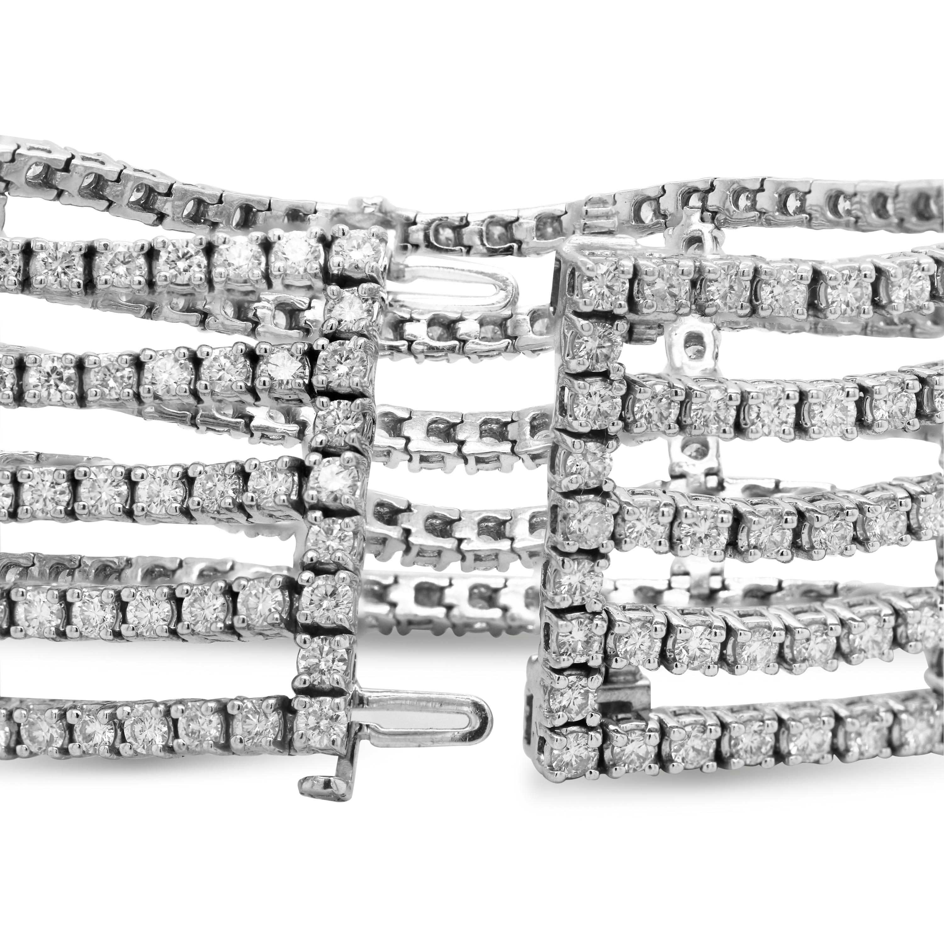 Breites Tennisarmband aus 18 Karat Weißgold mit 18,25 Karat Diamant (Zeitgenössisch) im Angebot