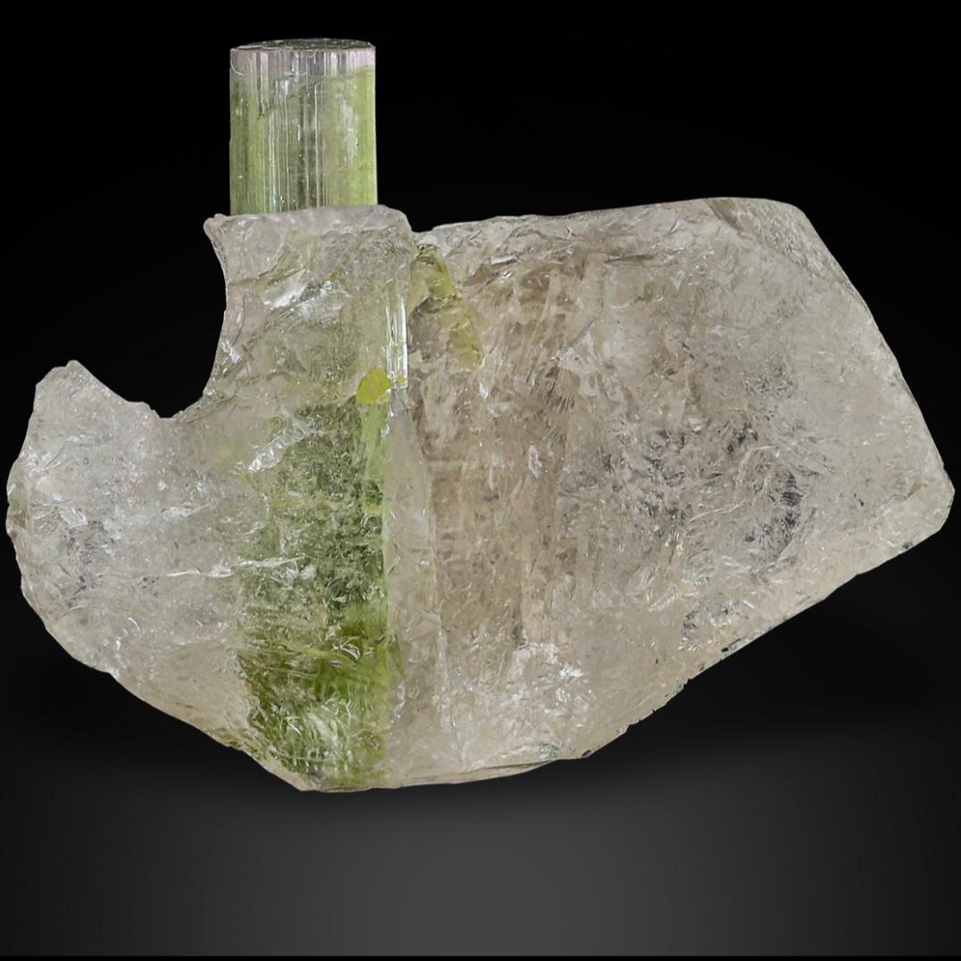 18,25 Karat atemberaubender Turmalin auf rauchfarbenem Quarz aus der Paprook-Mine, Afghanistan (Afghanisch) im Angebot