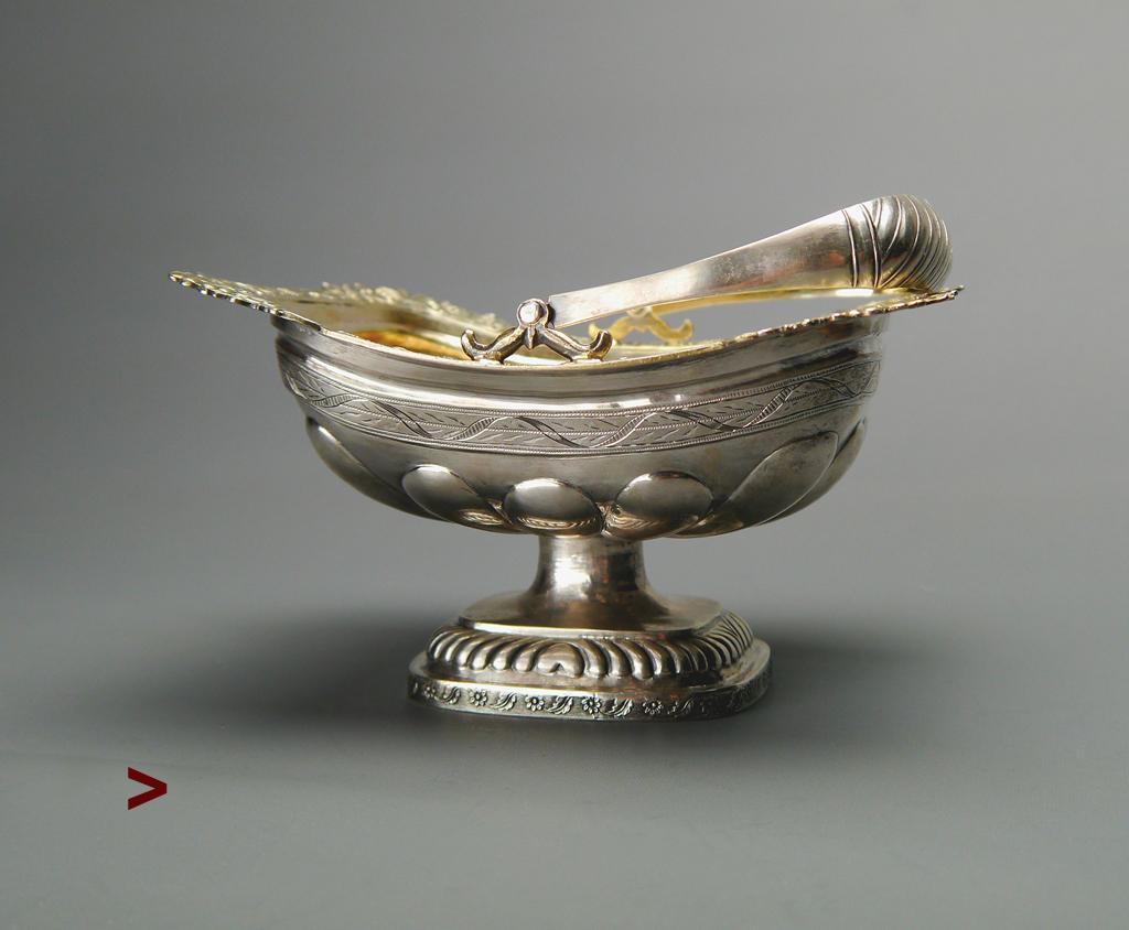 Panier russe ancien en argent massif 84 de style Empire, doré au feu avec des décorations moulées et gravées à la main, en parfait état après 199 ans d'existence.

Dimensions : 16 cm de long x 13 cm de large x 17 cm de haut avec la poignée en