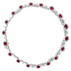 Collier en platine avec rubis ovale de 18,28 carats poids total et diamants