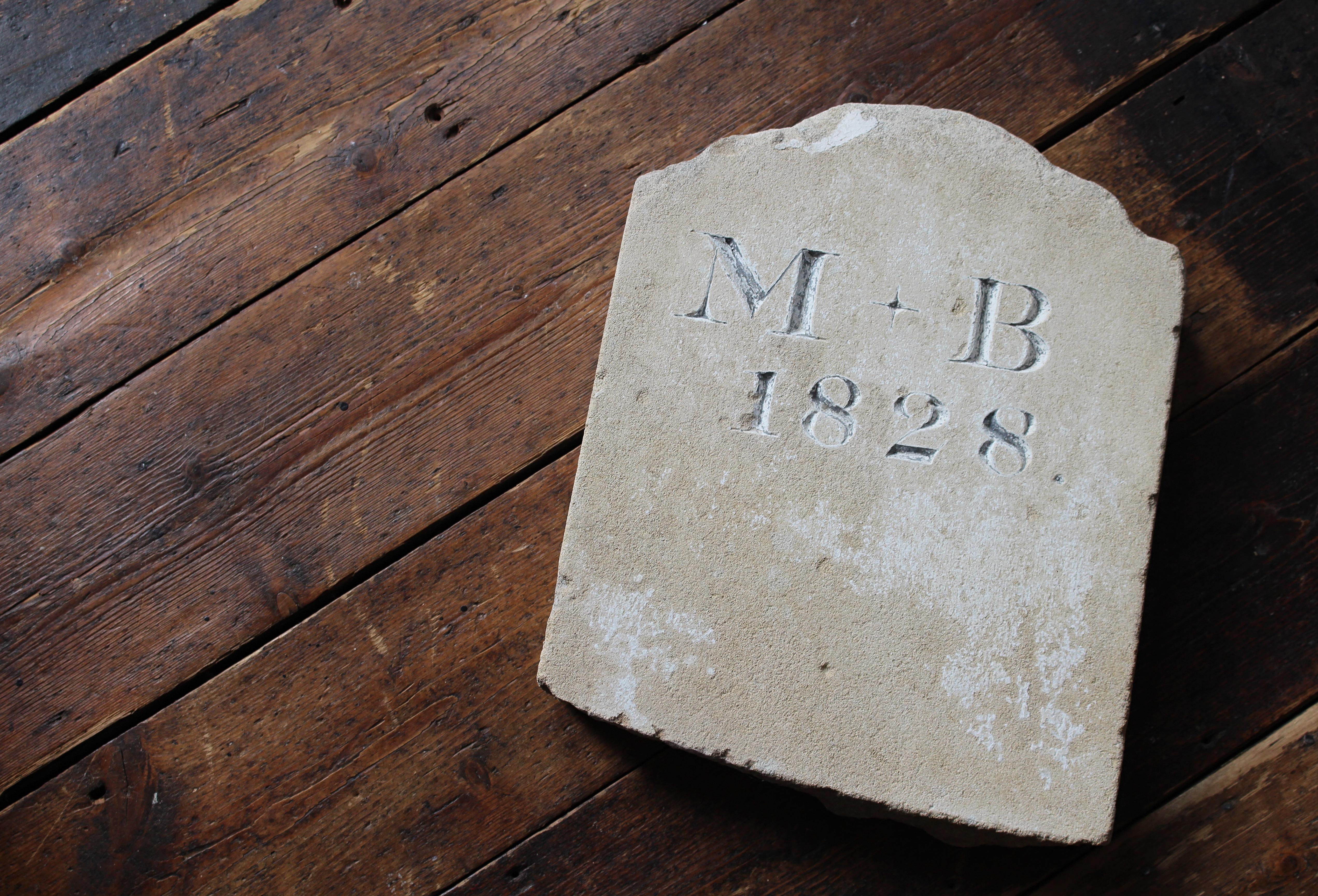 Sculpté à la main 1828 Grave Marker Tomb Stone Initials M B en grès sculpté en vente