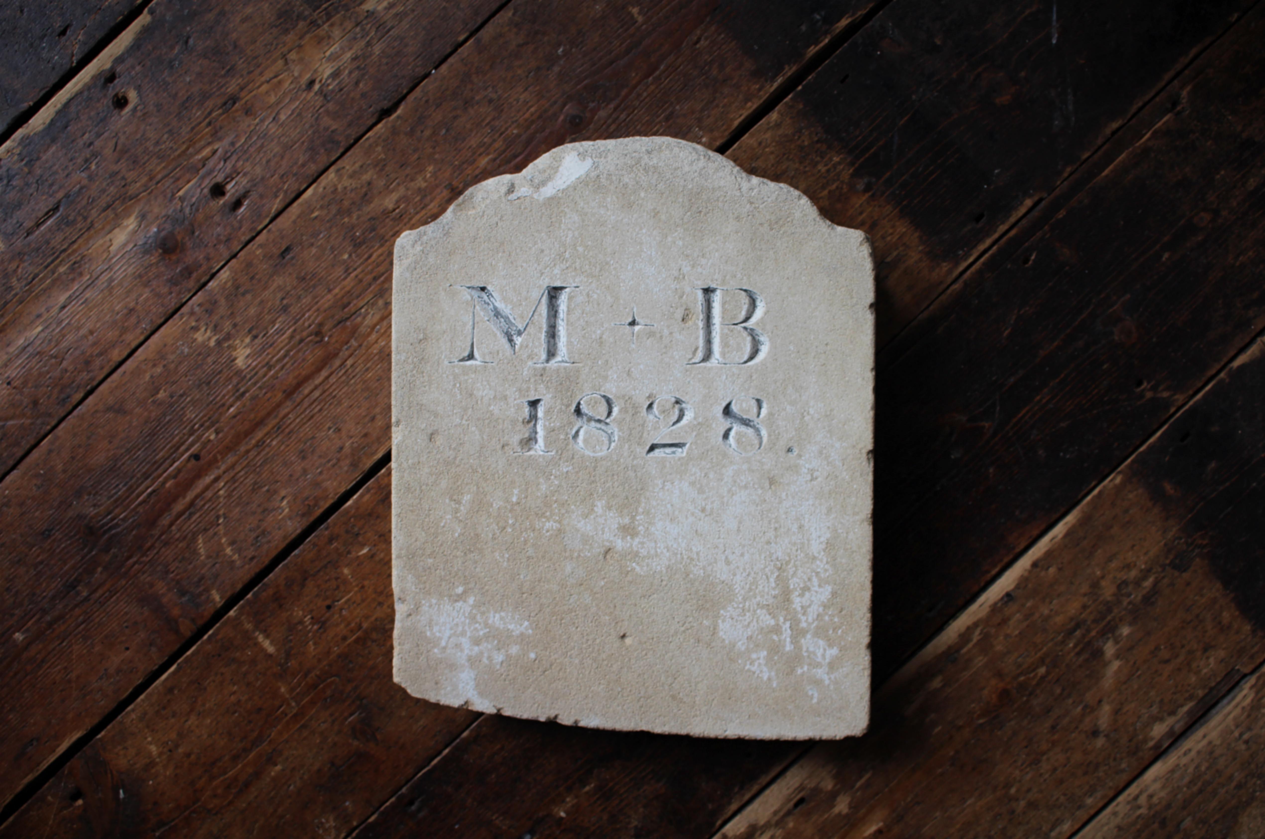 1828 Grave Marker Tomb Stone Initials M B en grès sculpté Bon état - En vente à Lowestoft, GB
