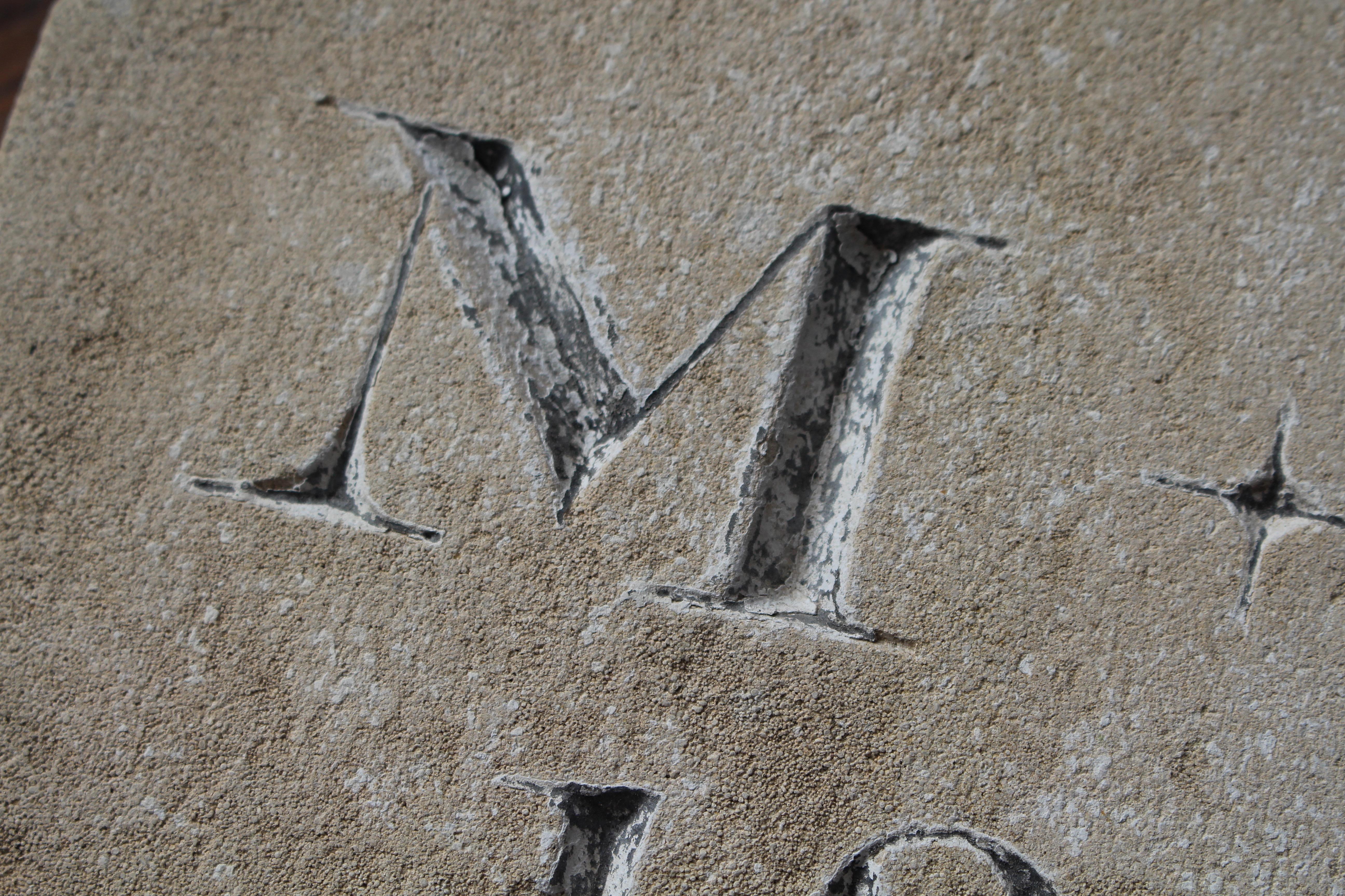 XIXe siècle 1828 Grave Marker Tomb Stone Initials M B en grès sculpté en vente