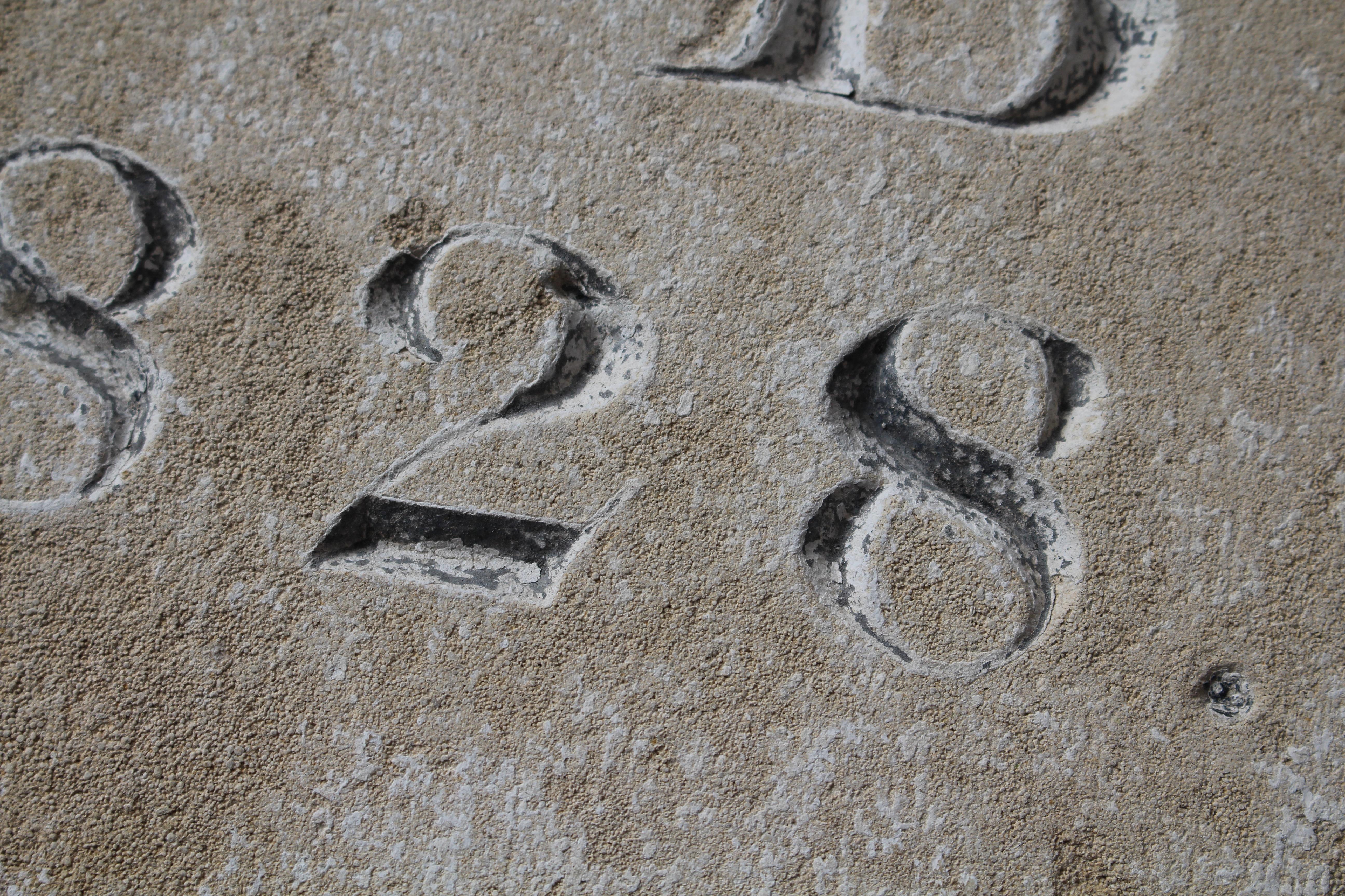 Grès 1828 Grave Marker Tomb Stone Initials M B en grès sculpté en vente