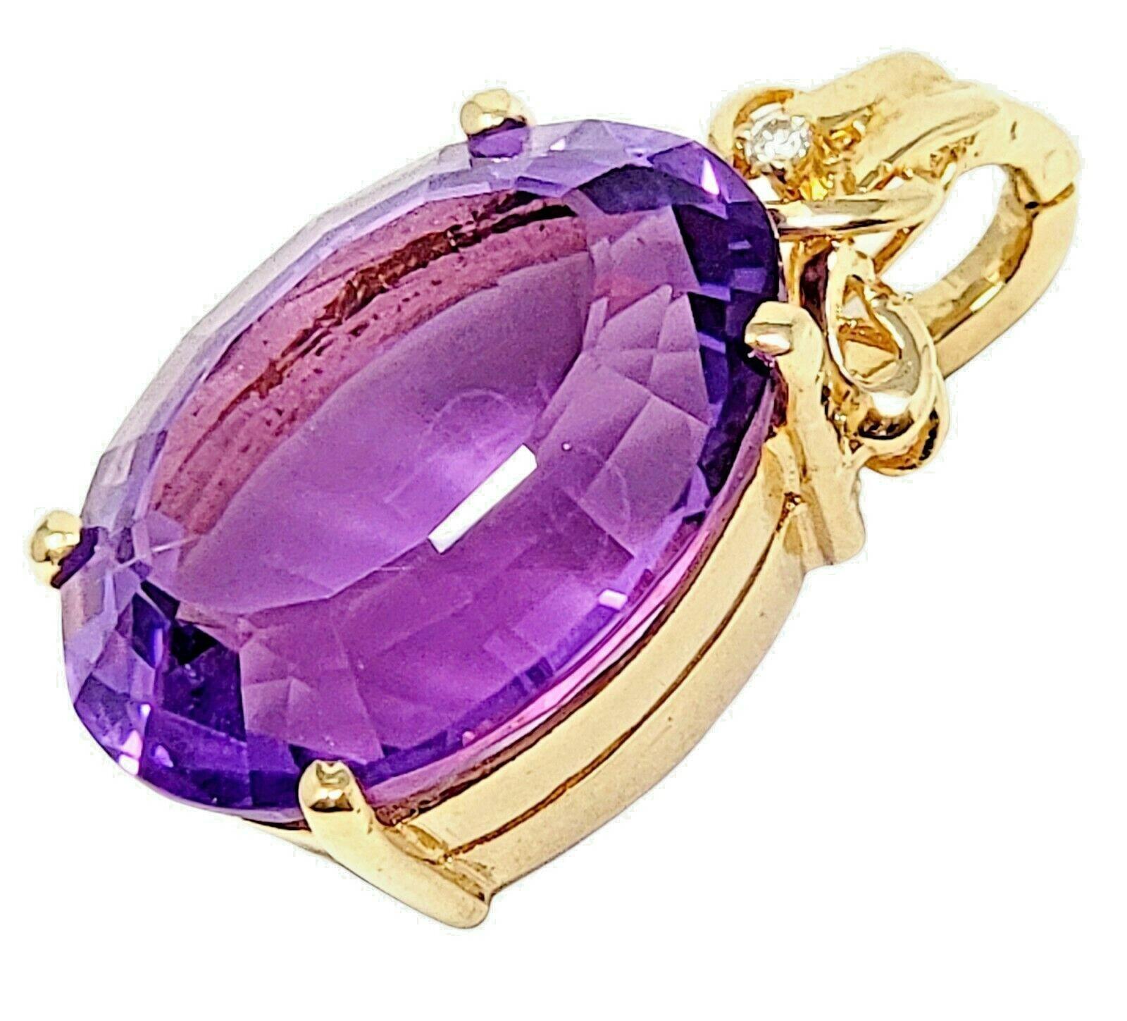 SPÉCIFICITÉS DE L'ARTICLE :
Superbe pendentif en améthyste et diamant.
Ce magnifique pendentif est orné d'une grande améthyste violette naturelle ovale de 18,28 carats taillée en escalier et sertie dans de l'or jaune 14 carats poli.
Au sommet de la
