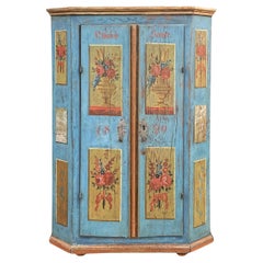 1829 Hellblauer, floral bemalter Schrank