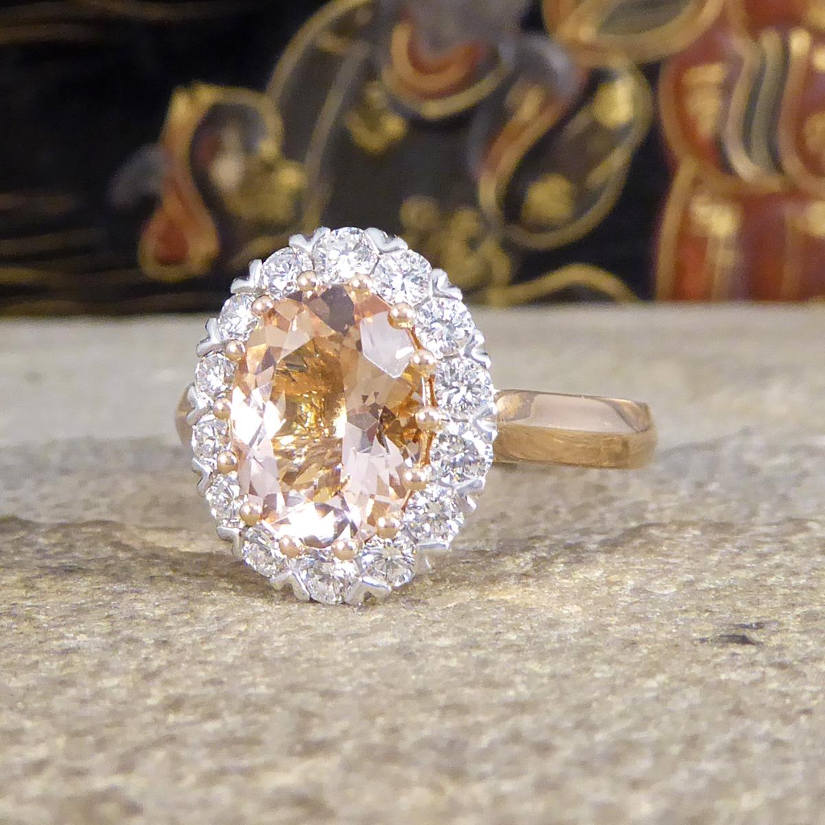 1,82 Karat Rosa Morganit und Diamant-Cluster-Ring aus 18 Karat Weiß- und Roségold im Zustand „Neu“ im Angebot in Yorkshire, West Yorkshire