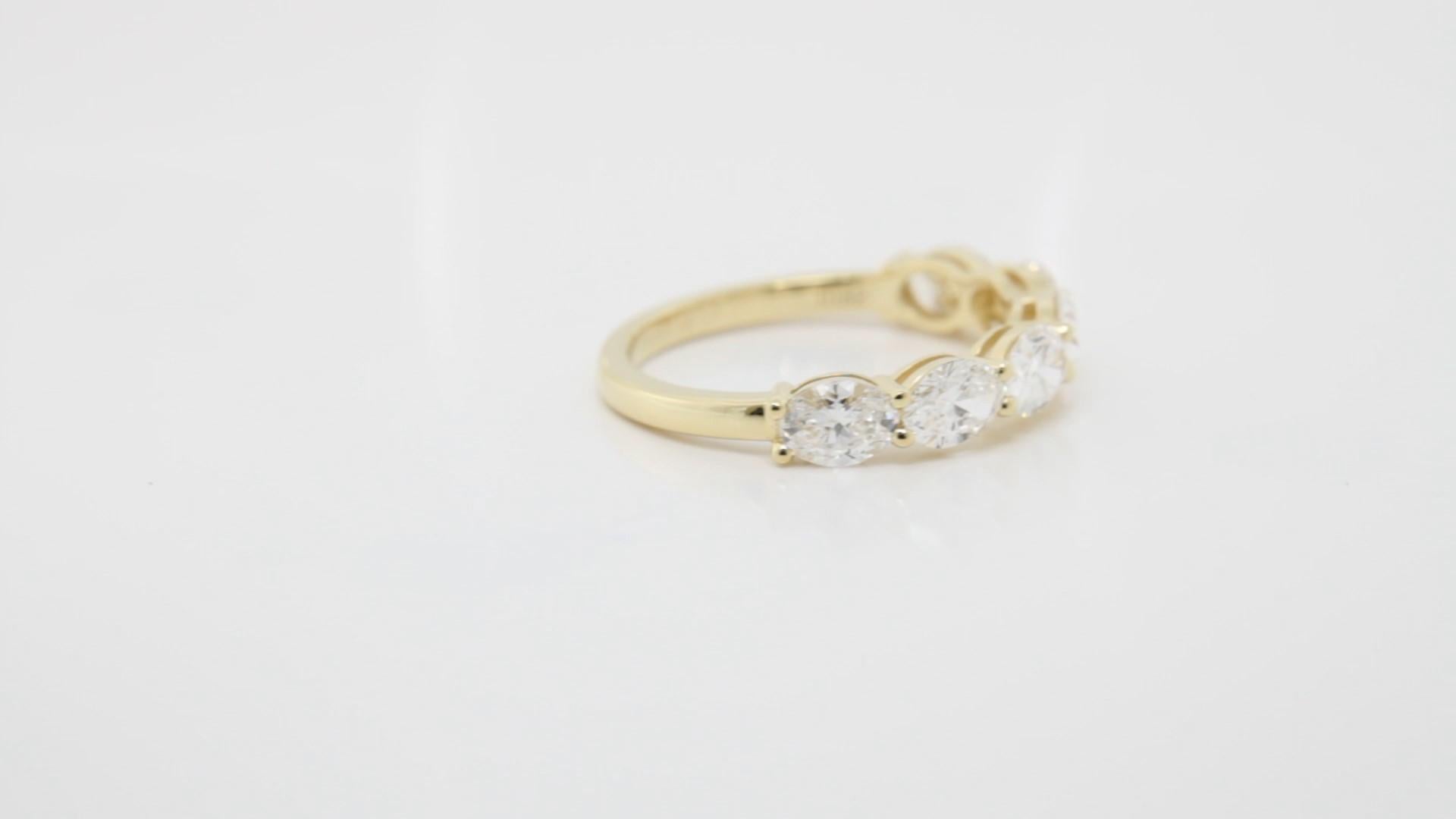 Taille ovale Bandeau en or jaune 18K avec diamant ovale de 1,82cts  Pression partagée est-ouest (GIA) en vente