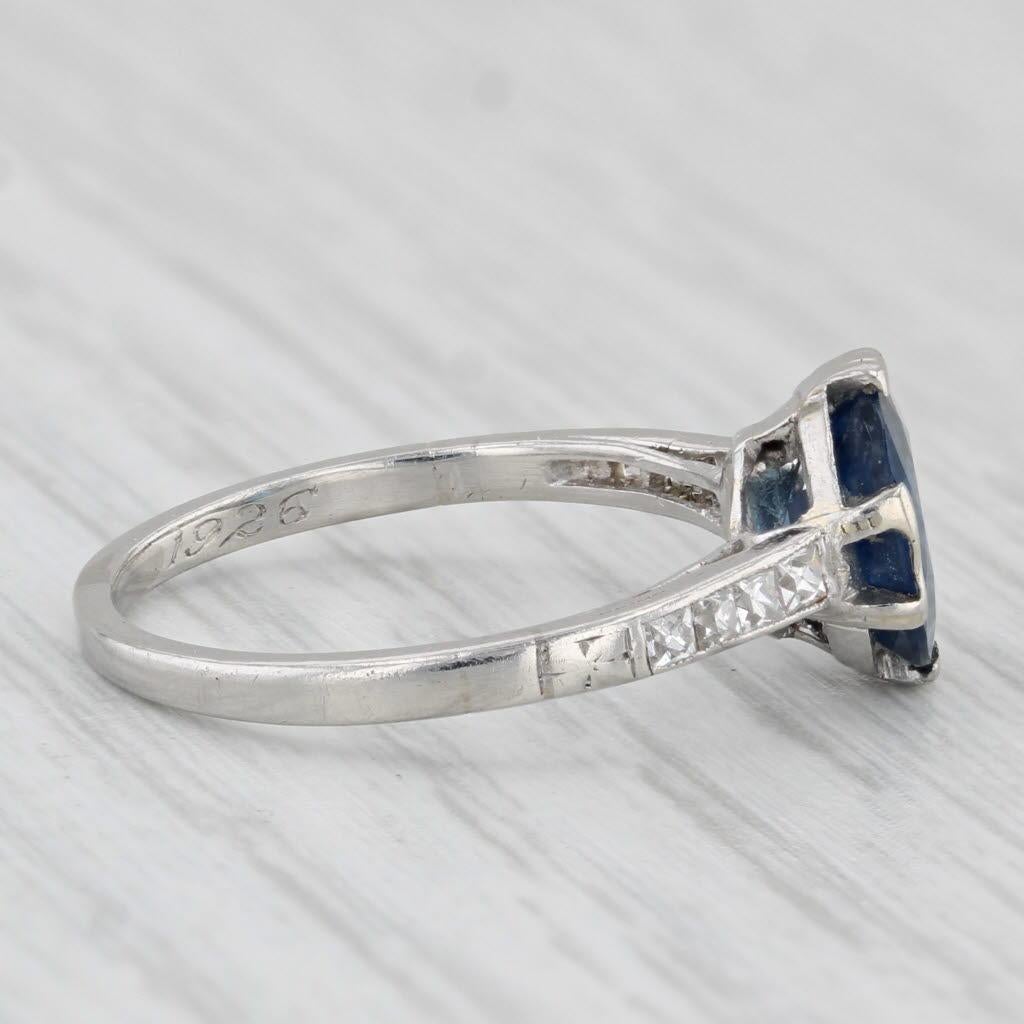 Informationen zu Edelsteinen:
- Natürlicher Saphir -
Karat - 1.60ct
Schliff - Rundbrillant 
Farbe - Dunkelblau
Behandlung - Beheizt

- Natürliche Diamanten -
Karat gesamt - 0,22ctw
Schnitt - Französisch, Quadratisch

Metall: Platin 
Gewicht: 2,8