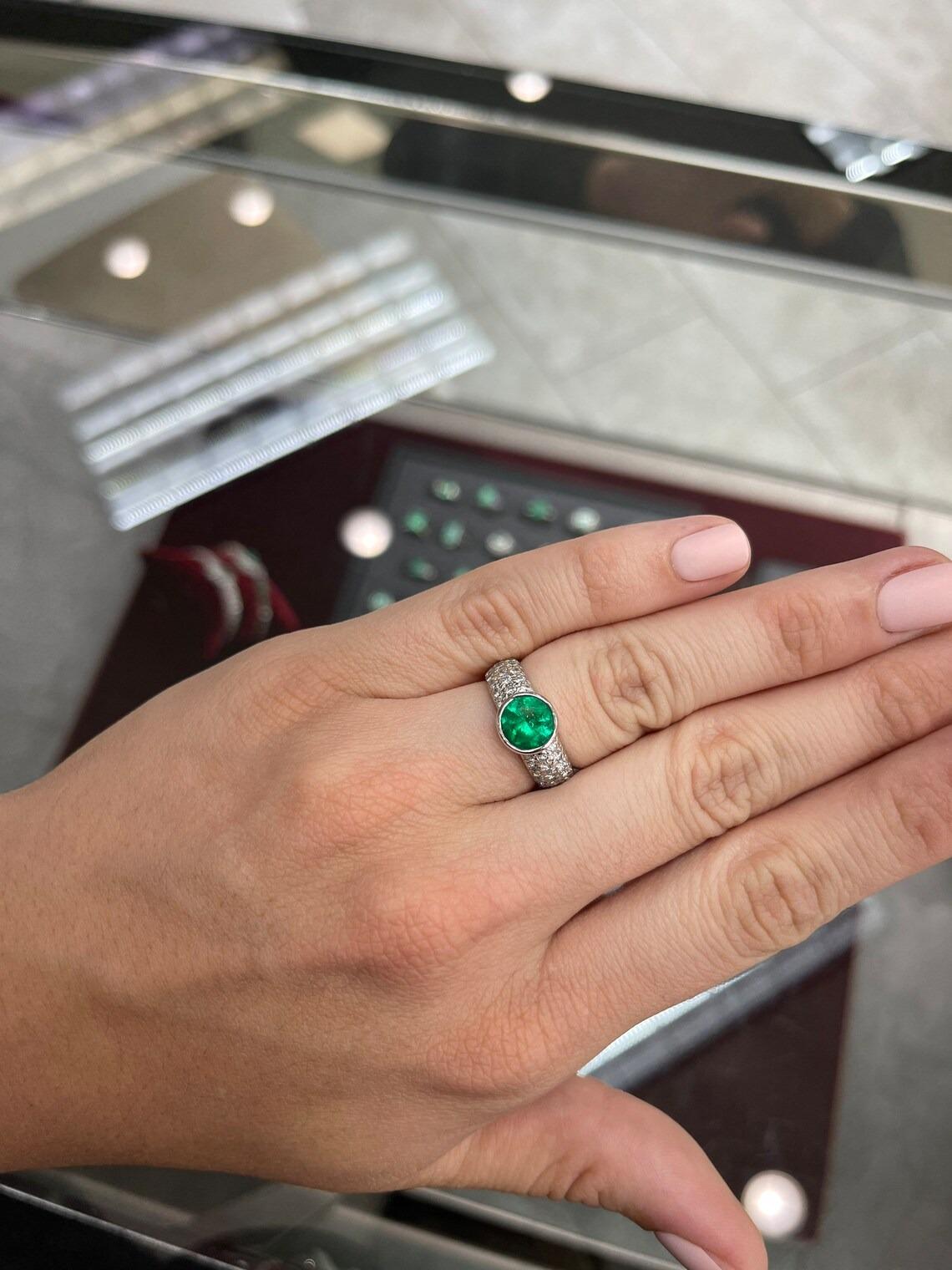 1,82t AAA+ Verlobungsring mit rundem kolumbianischem Smaragd und Diamant-Cluster (Moderne) im Angebot
