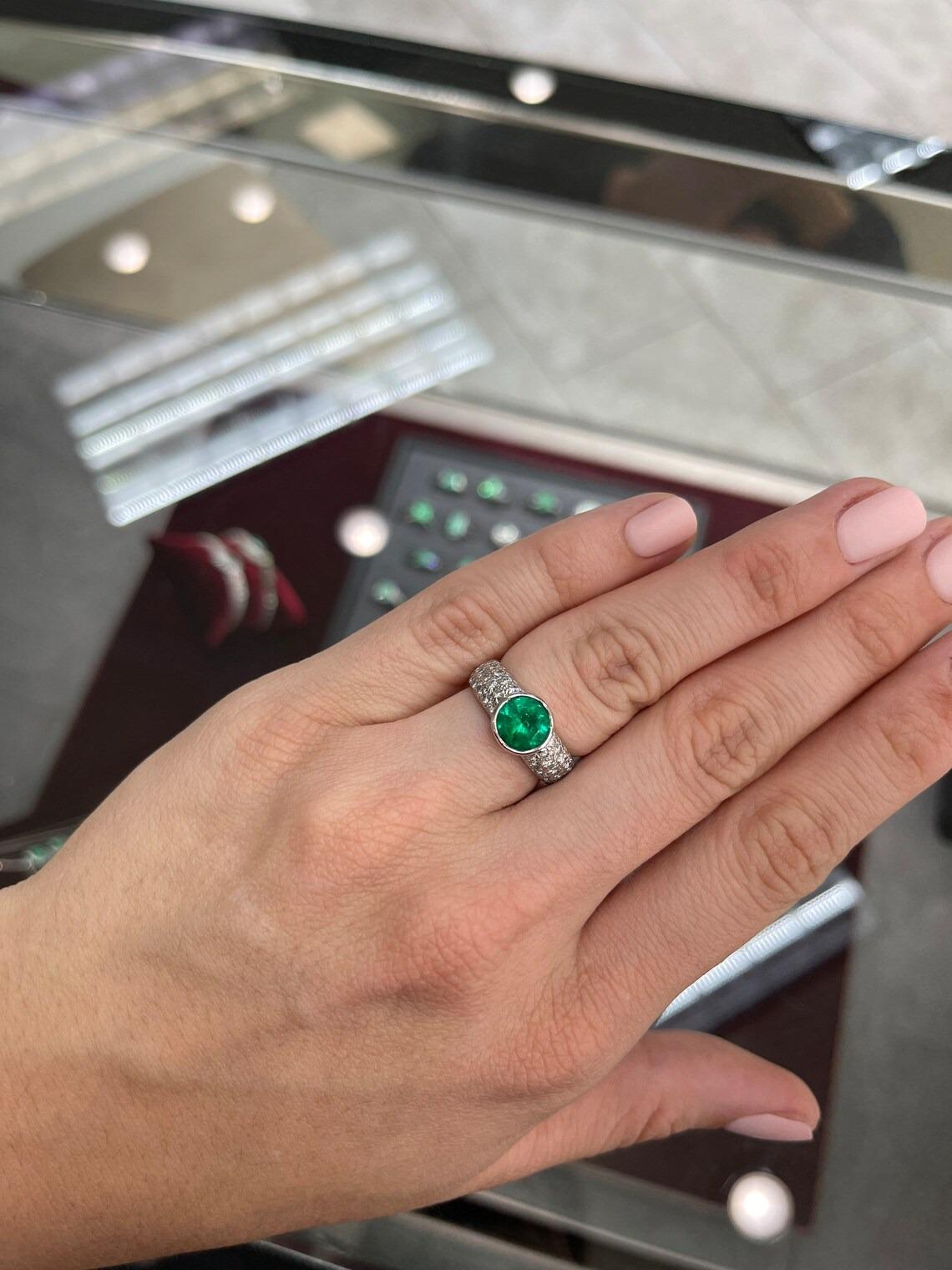 1,82t AAA+ Verlobungsring mit rundem kolumbianischem Smaragd und Diamant-Cluster (Rundschliff) im Angebot