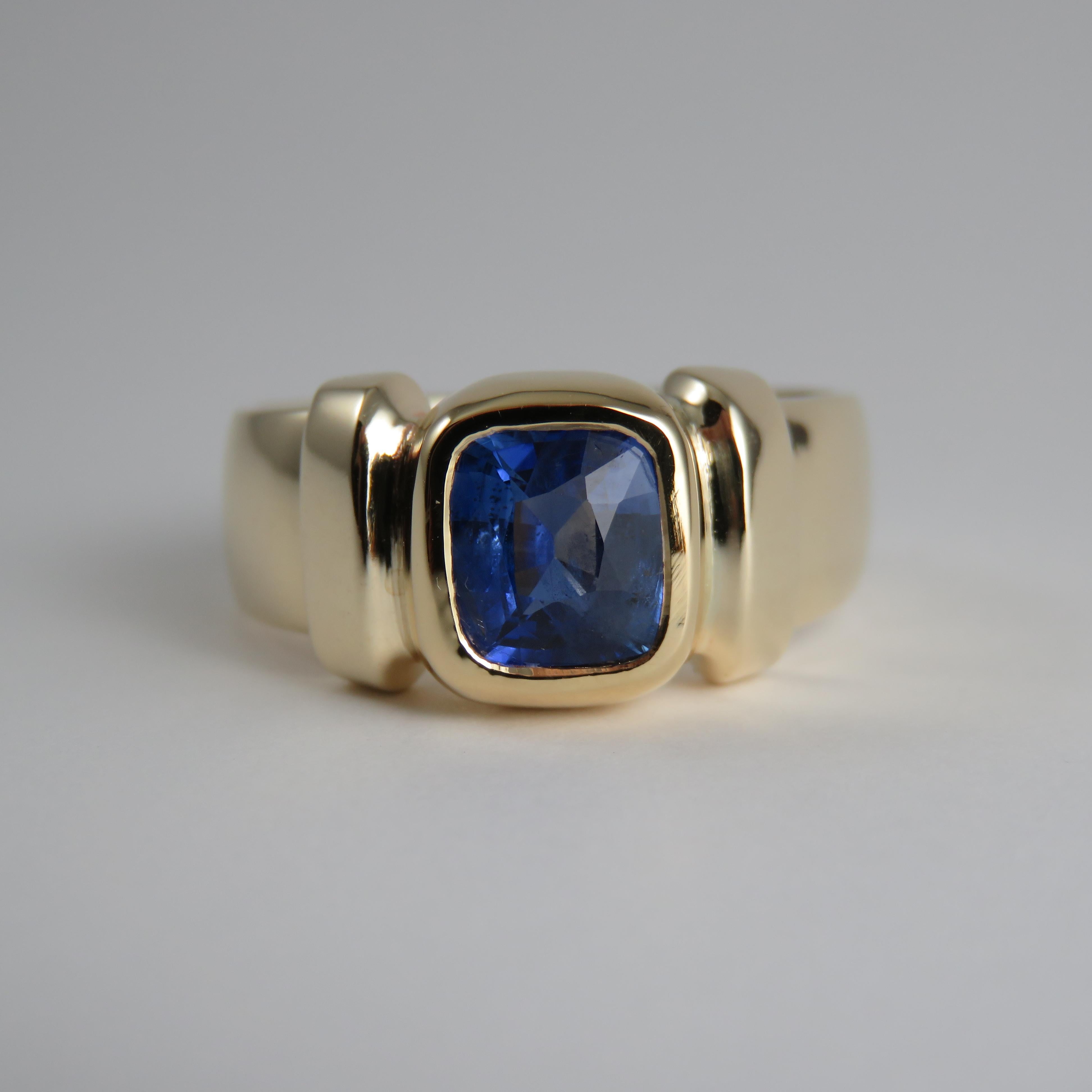 Contemporary 1.83 Carat Blue Sapphire 9k and 18k Yellow Gold Men's Dress Ring For Sale