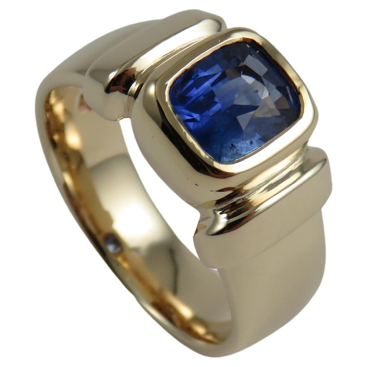 1.83 Carat Blue Sapphire 9k and 18k Yellow Gold Men's Dress Ring For Sale