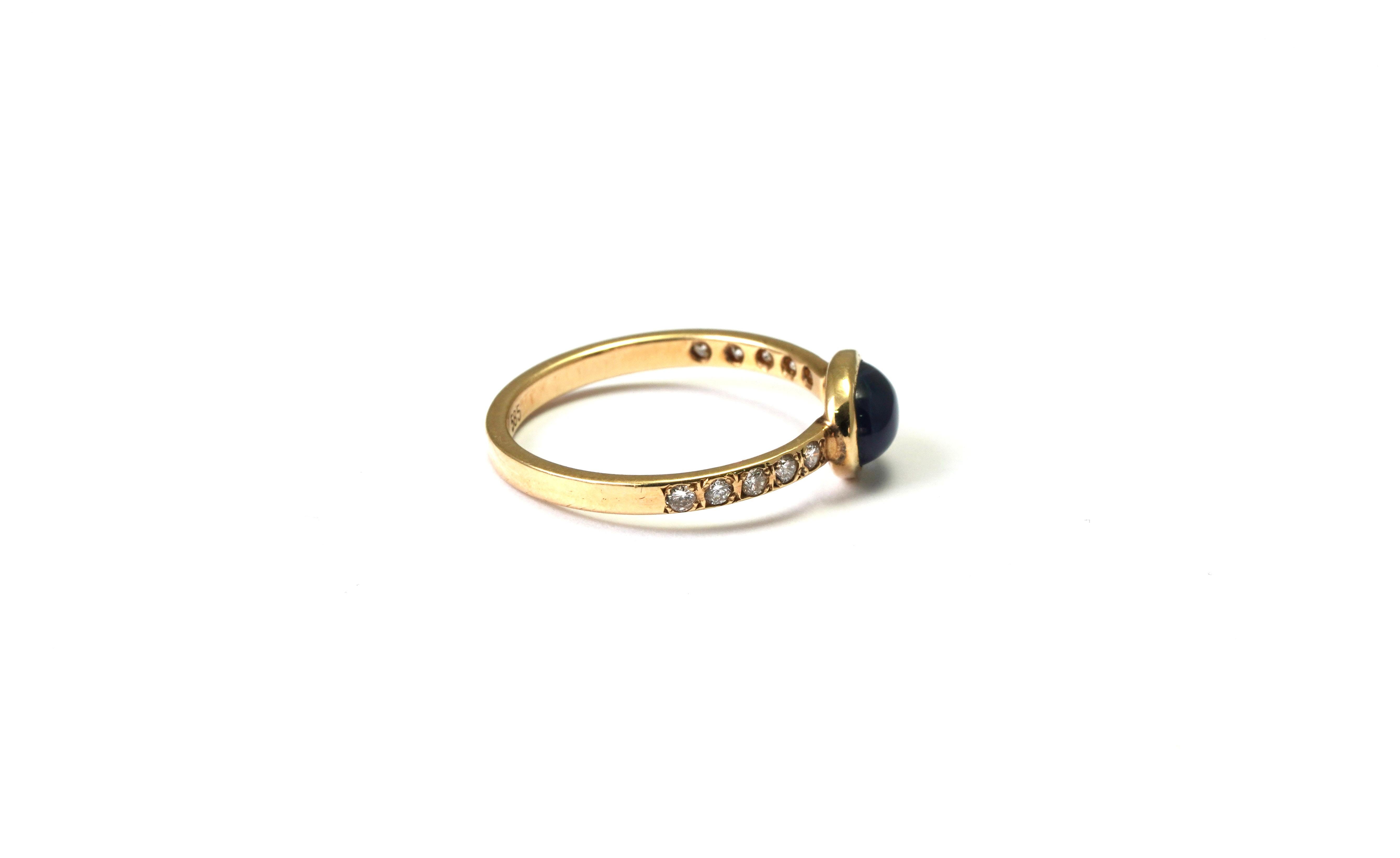 14 kt Gold Ring with Sapphire and Diamonds
Gold color: Yellow
Ring size: 6 1/2 US
Total weight: 1.83 grams

Set with:
- Sapphire
Cut: Cabochon
Color: Blue
Weight: 1.28 carat

- 10 Diamonds of total: 0.15 ct
Cut: Brilliant