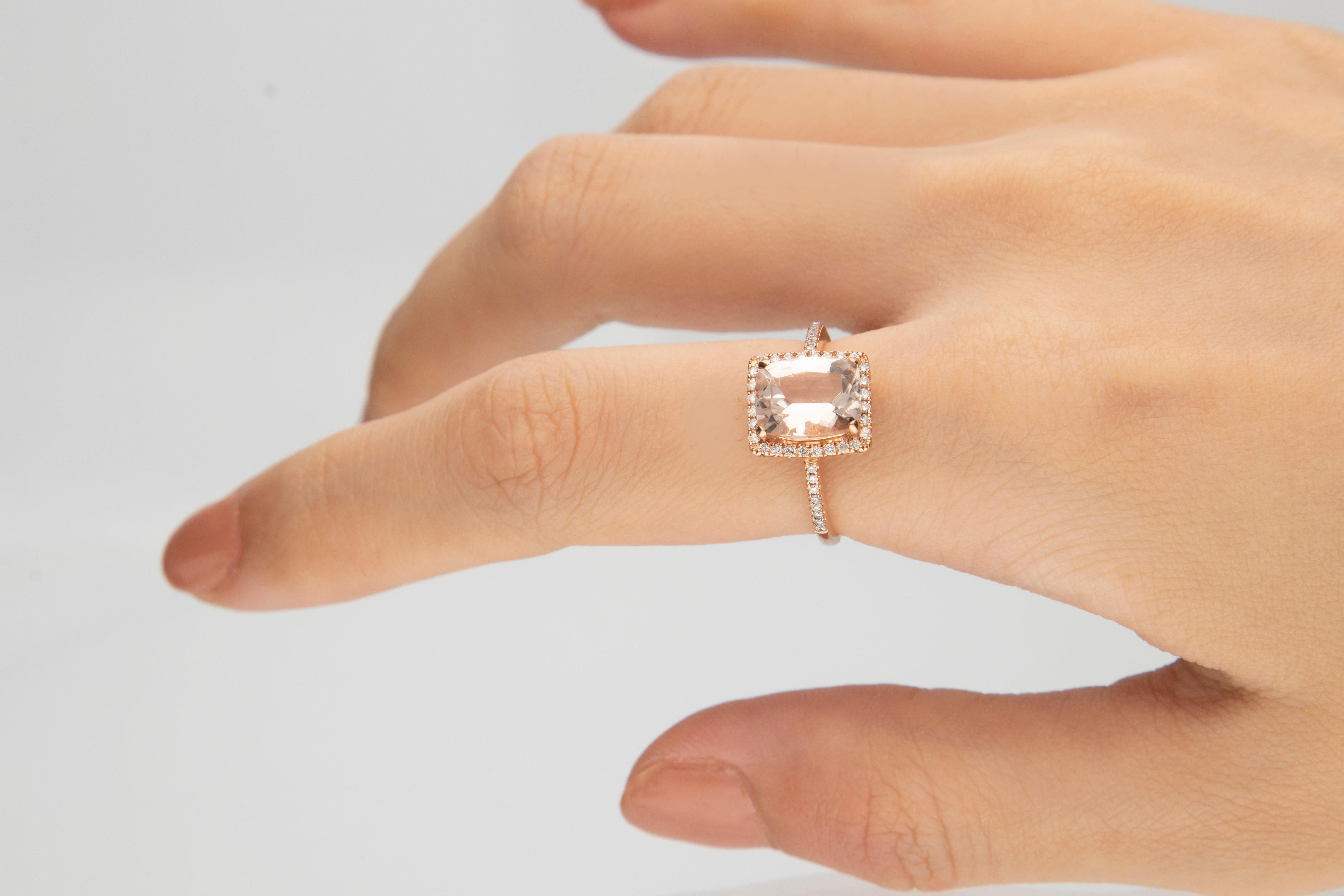 Atemberaubender, zeitloser und stilvoller Vintage-Ring für die Ewigkeit. Schmücken Sie sich mit diesem Ring von Gin & Grace mit Luxus. Dieser Ring besteht aus 9x7 MM Cushion-Cut Prong Setting Morganite (1 Stück) 1,83 Karat und Round-Cut Prong