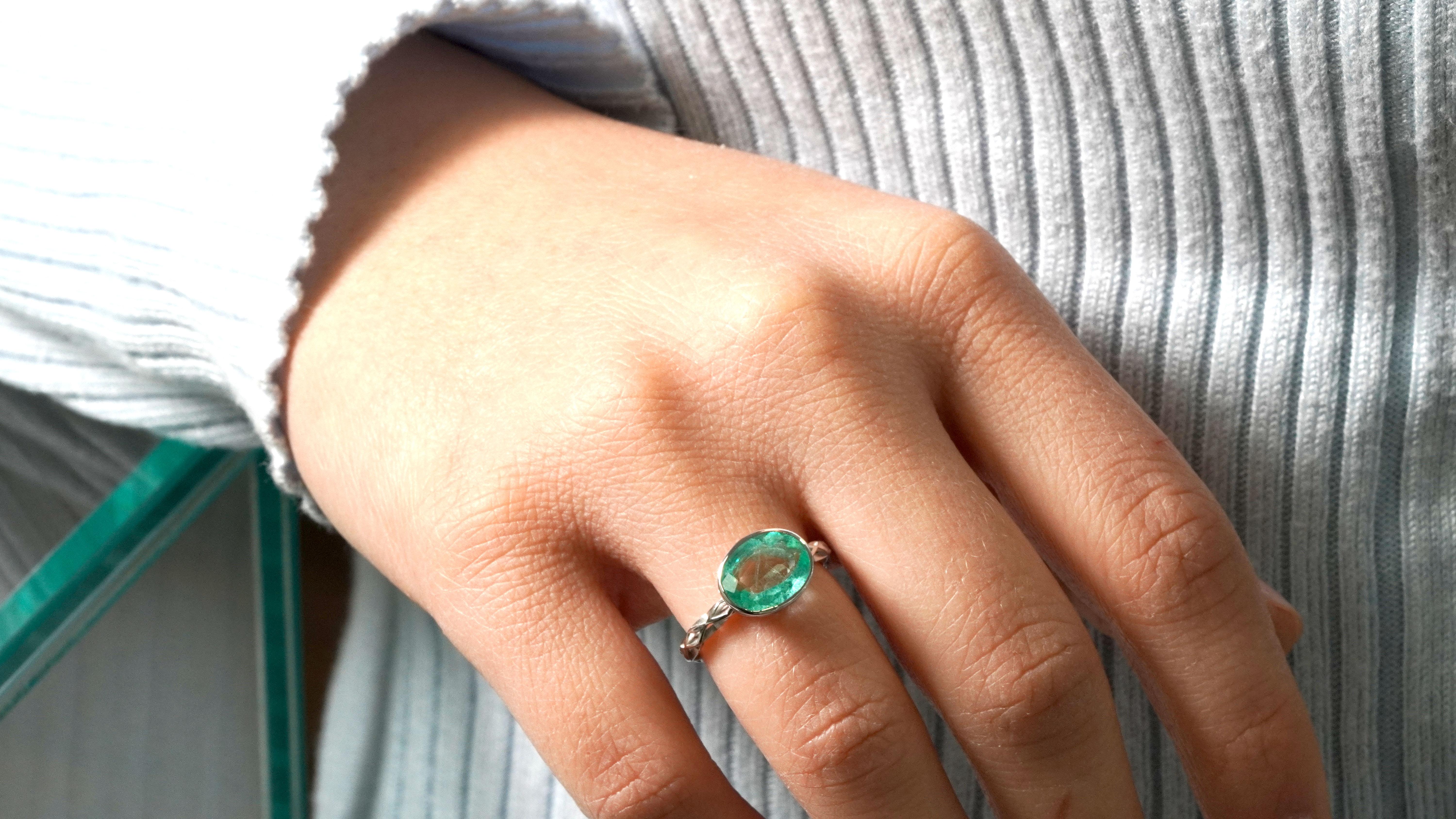 Oval Cut 1.83 Carat Colombian Emerald Ring For Sale
