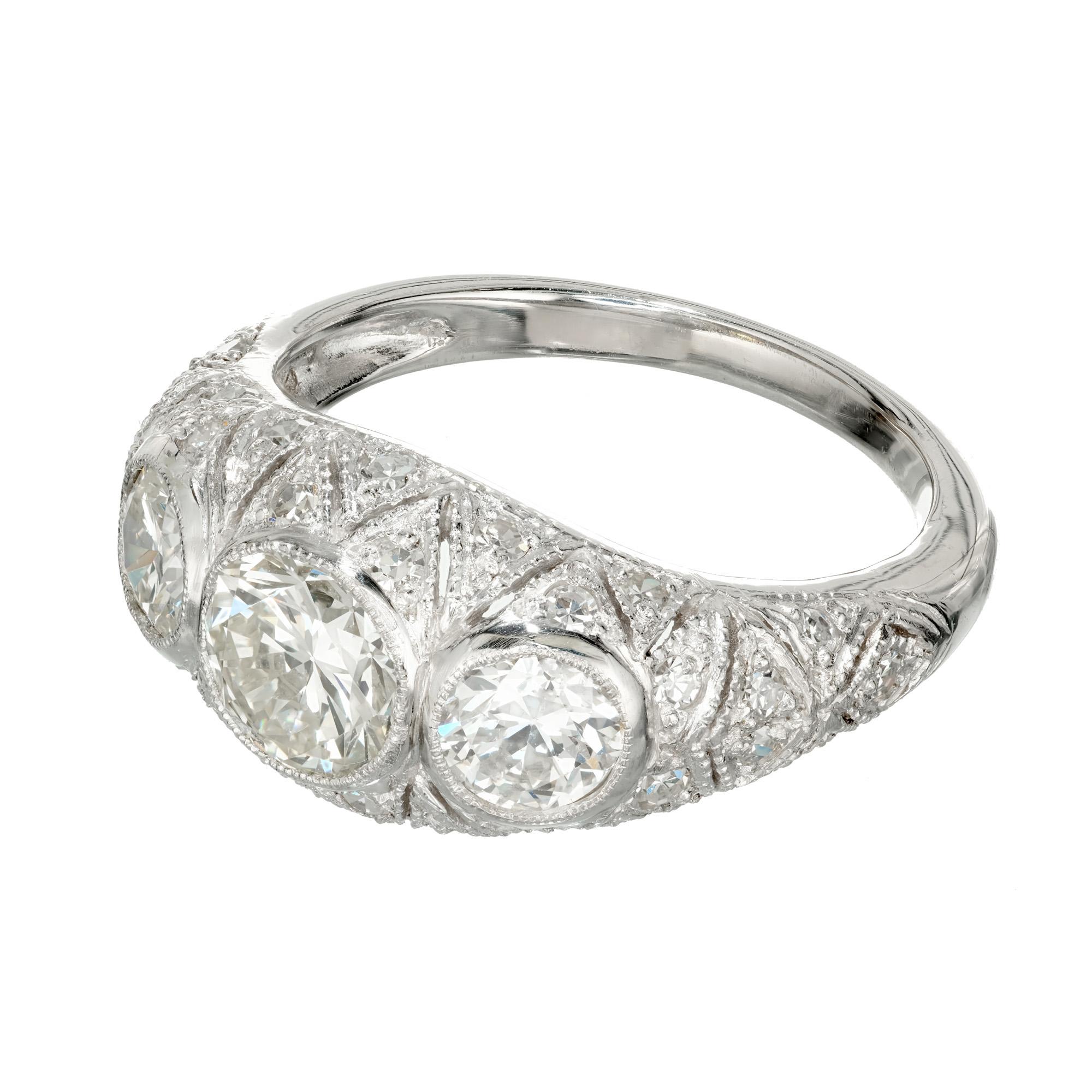 1,83 Karat Diamant Art Deco filigraner Verlobungsring aus Platin mit drei Steinen (Rundschliff)
