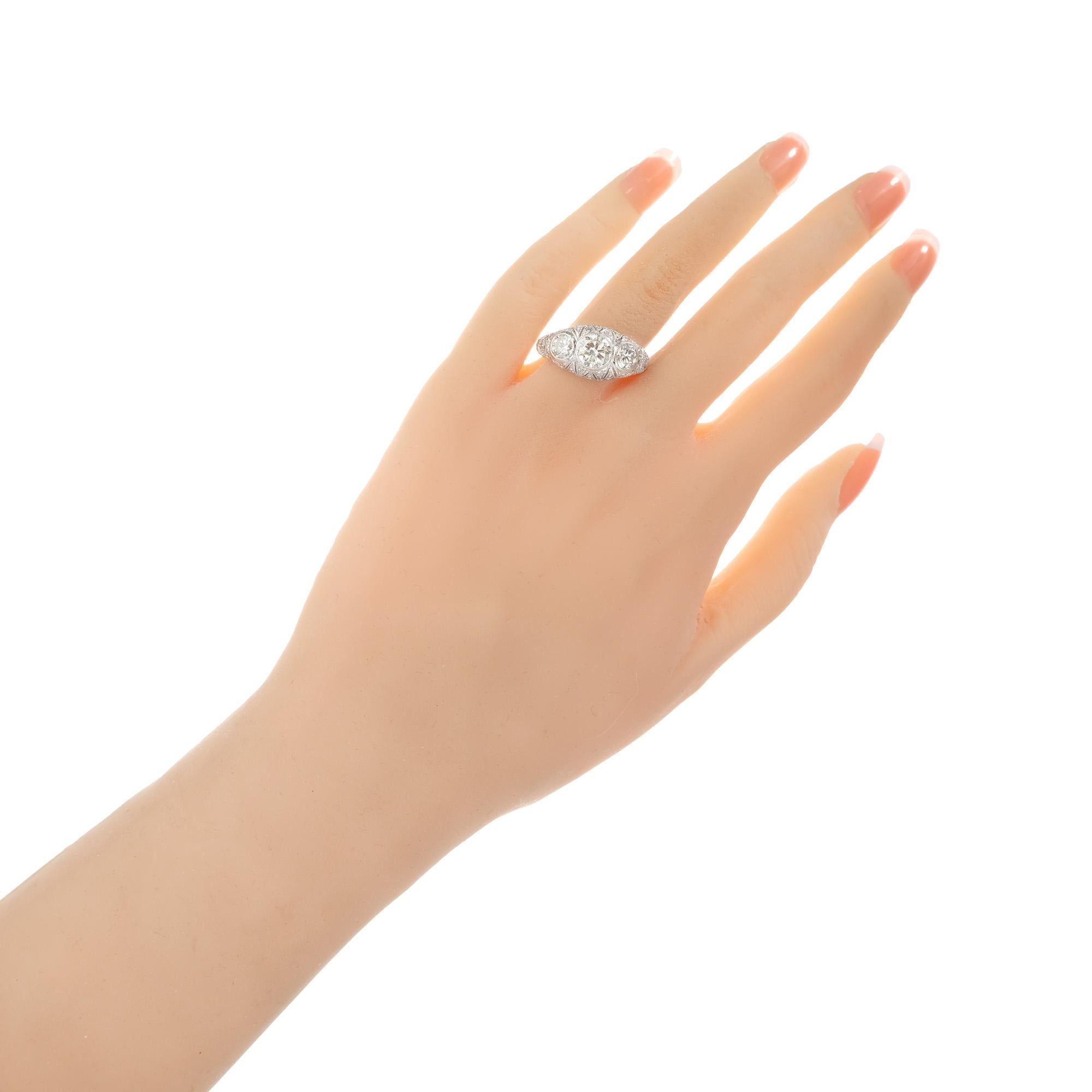 1,83 Karat Diamant Art Deco filigraner Verlobungsring aus Platin mit drei Steinen im Zustand „Gut“ in Stamford, CT