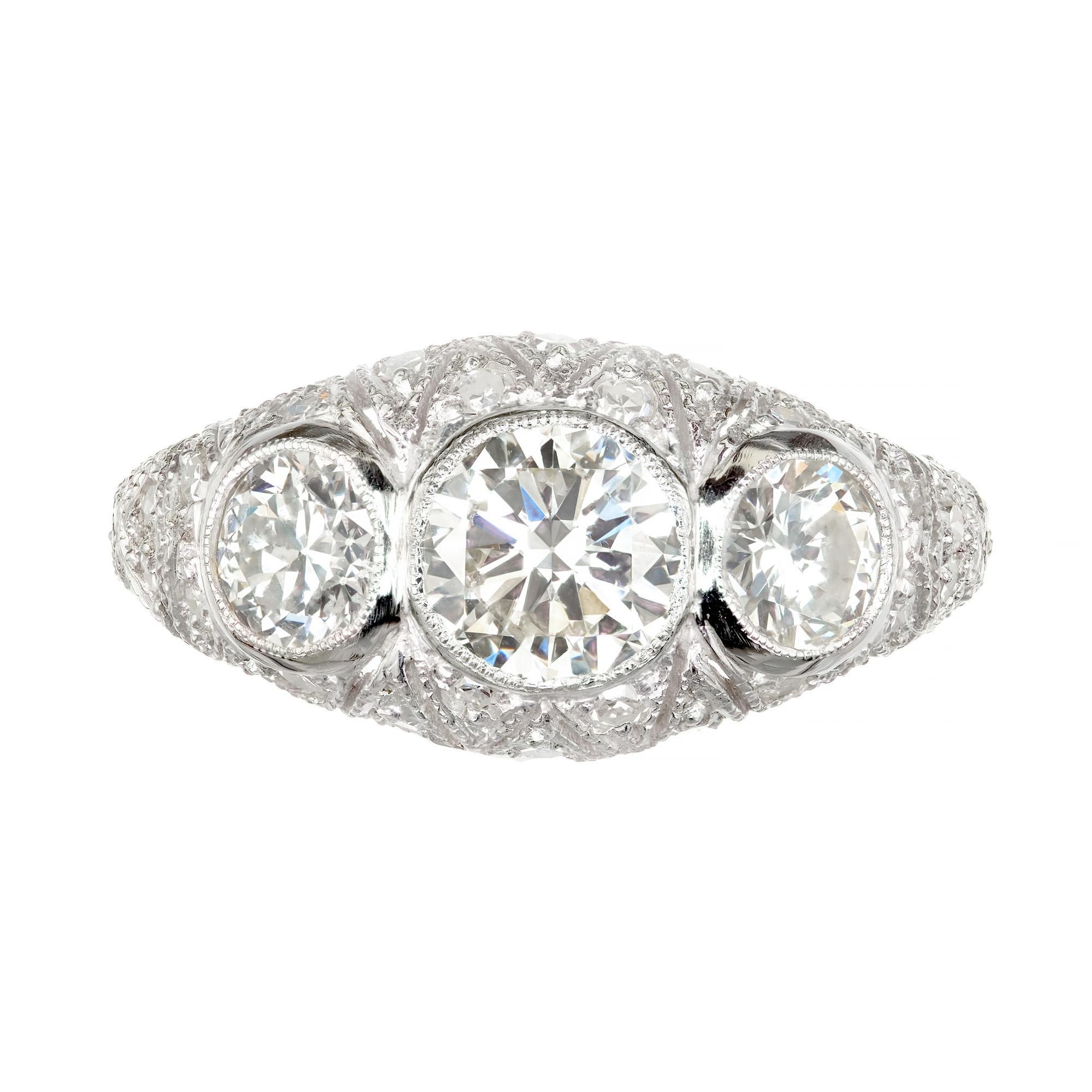 1,83 Karat Diamant Art Deco filigraner Verlobungsring aus Platin mit drei Steinen 1