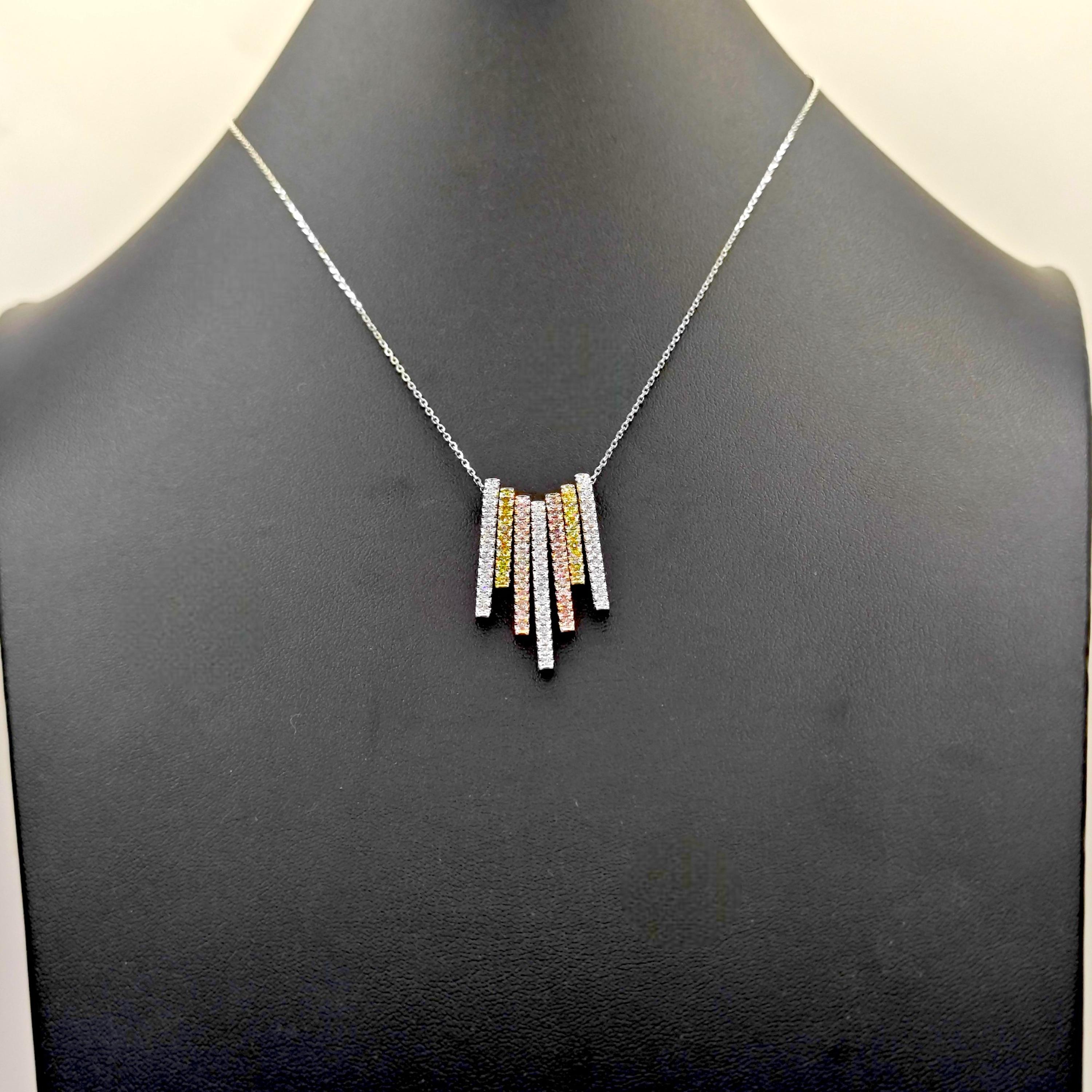 28 Rosa runde Diamanten: 0,55 Karat
45 weiße runde Diamanten: 0,82 Karat
20 gelbe runde Diamanten: 0,46 Karat
Metall: 18K Weißgold, 12,60 Gramm
